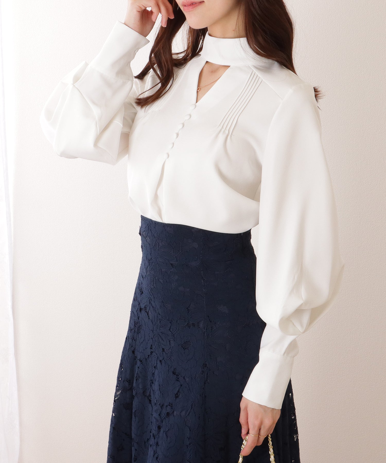 レースレディース Lace Ladies Vネック風 カットアウト ピンタック ディープカフス ブラウス (ブラック) ブラック