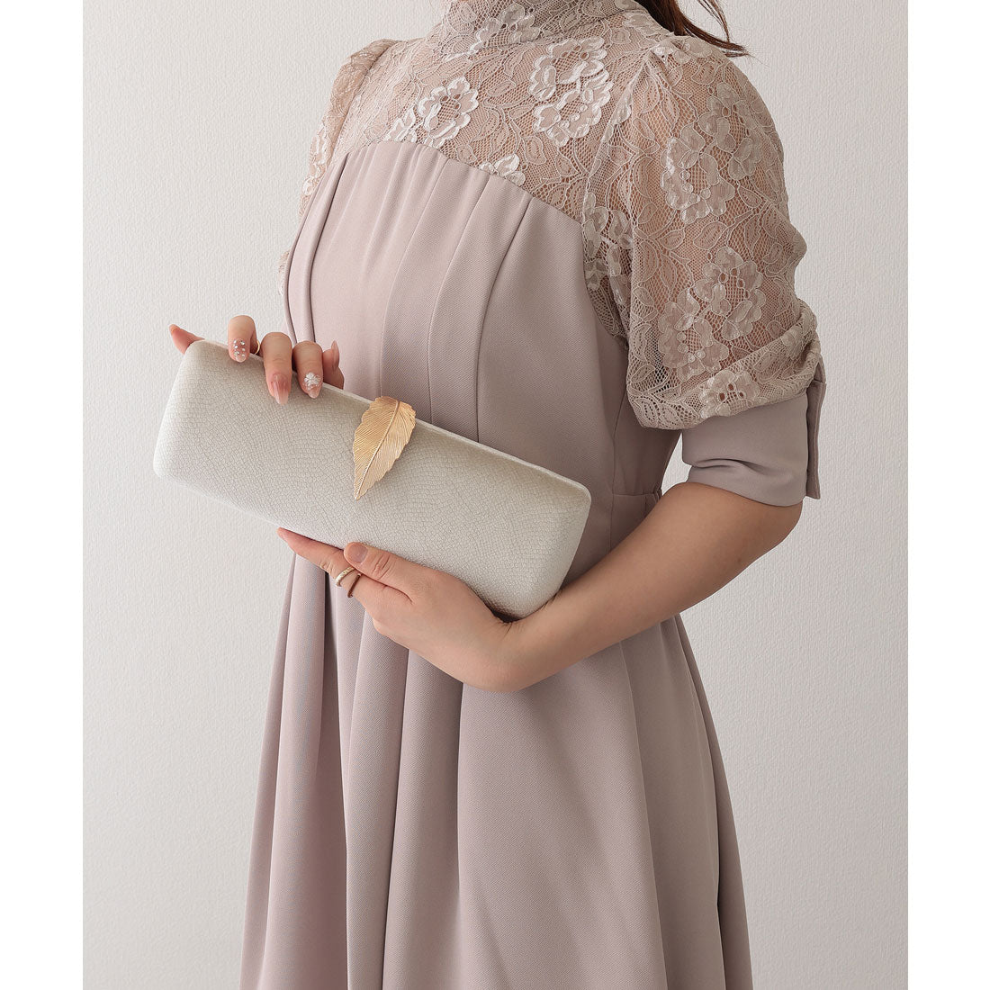 レースレディース Lace Ladies メタリック リーフ バックル付き スマート バッグ (グレー) グレー