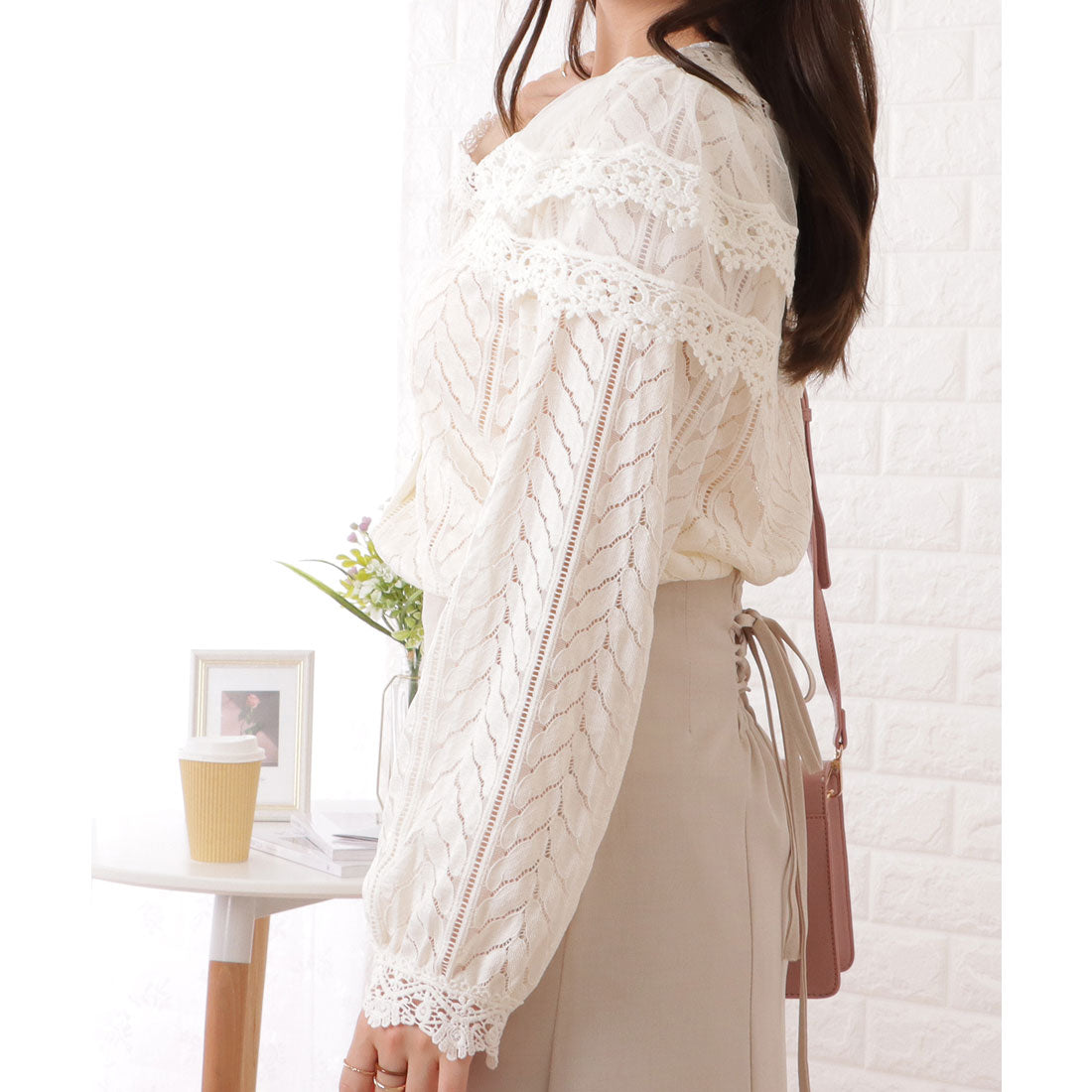 レースレディース Lace Ladies Vネックレース付きフレンチシックトップス (アイボリー) アイボリー