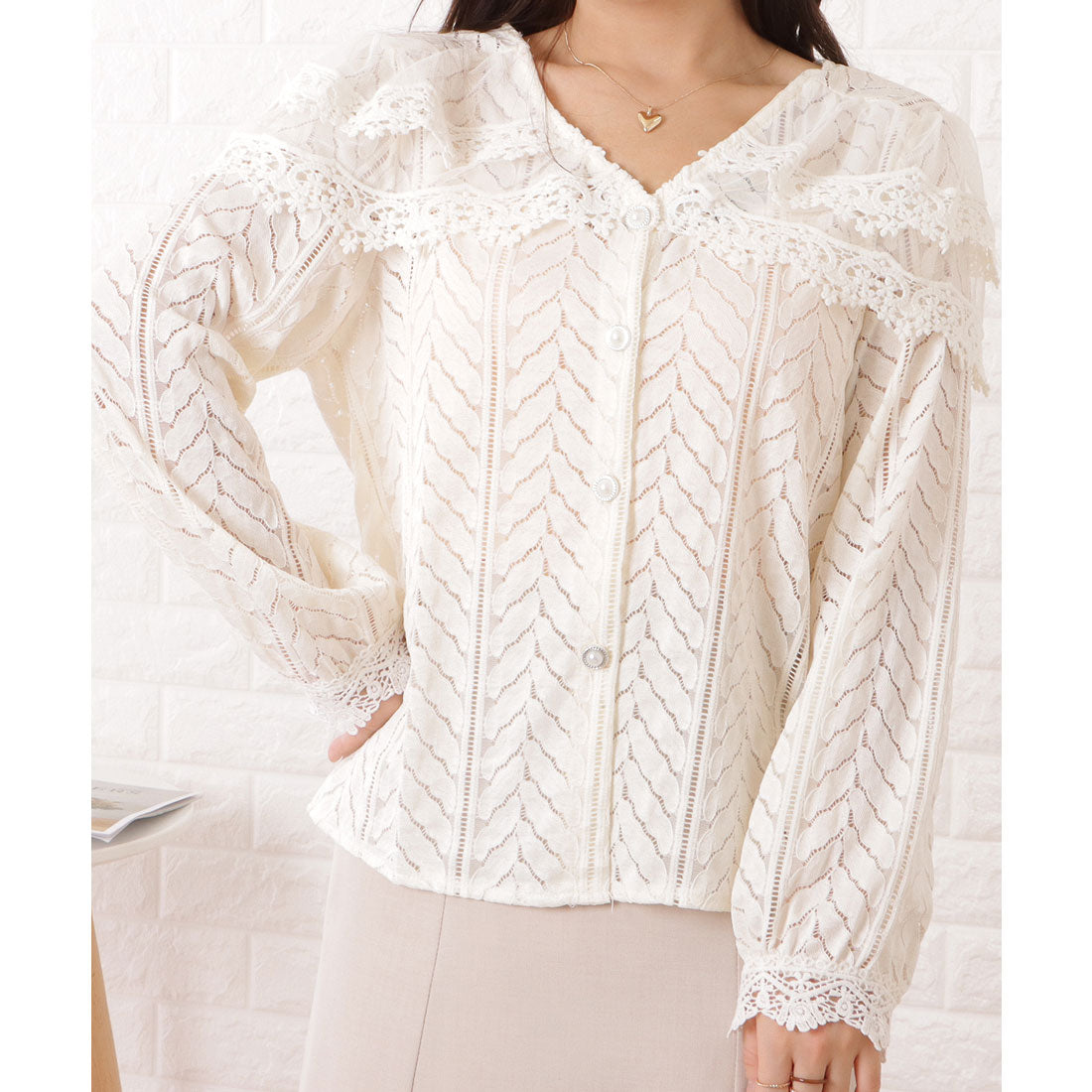 レースレディース Lace Ladies Vネックレース付きフレンチシックトップス (アイボリー) アイボリー
