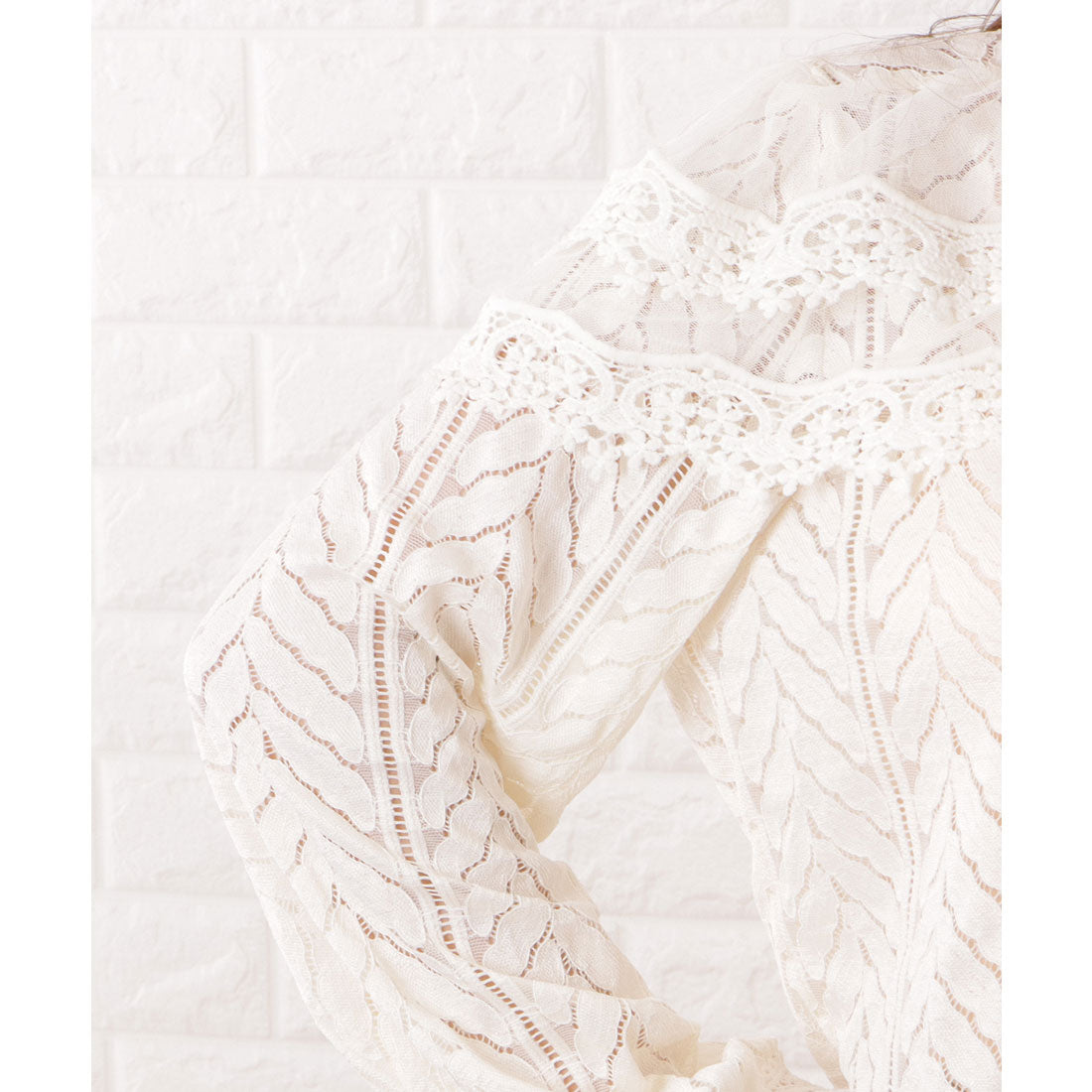 レースレディース Lace Ladies Vネックレース付きフレンチシックトップス (アイボリー) アイボリー