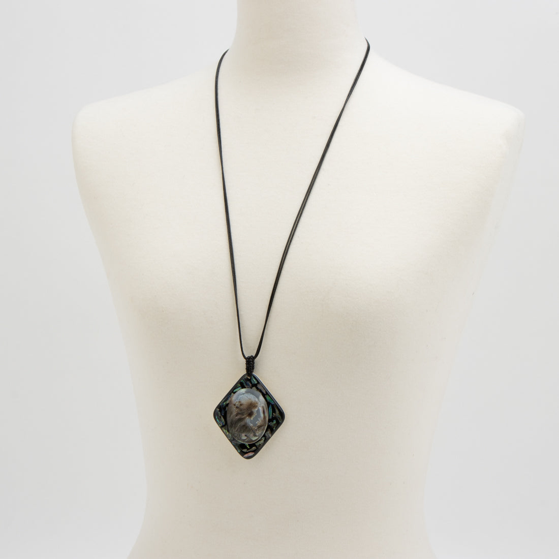 ルンビニ るんびに シェルひし形ネックレス (ブラック) ブラック