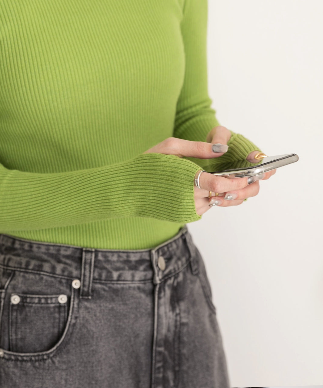 アドティエ ad thie サムホールデザイン ベーシックハイネックニット