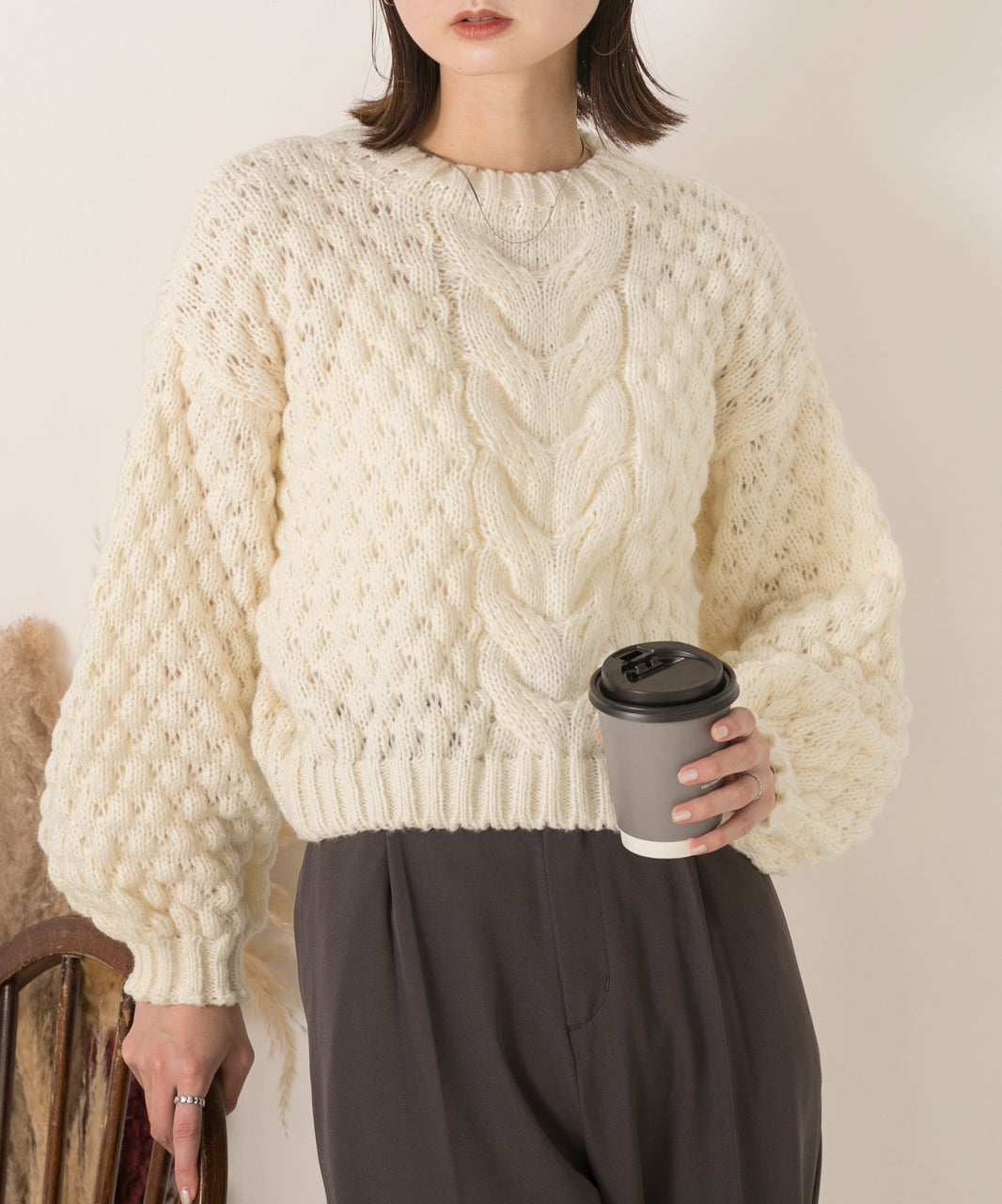 アドティエ ad thie ショート・ボリューム袖 ケーブル編みニット (アイボリー) アイボリー