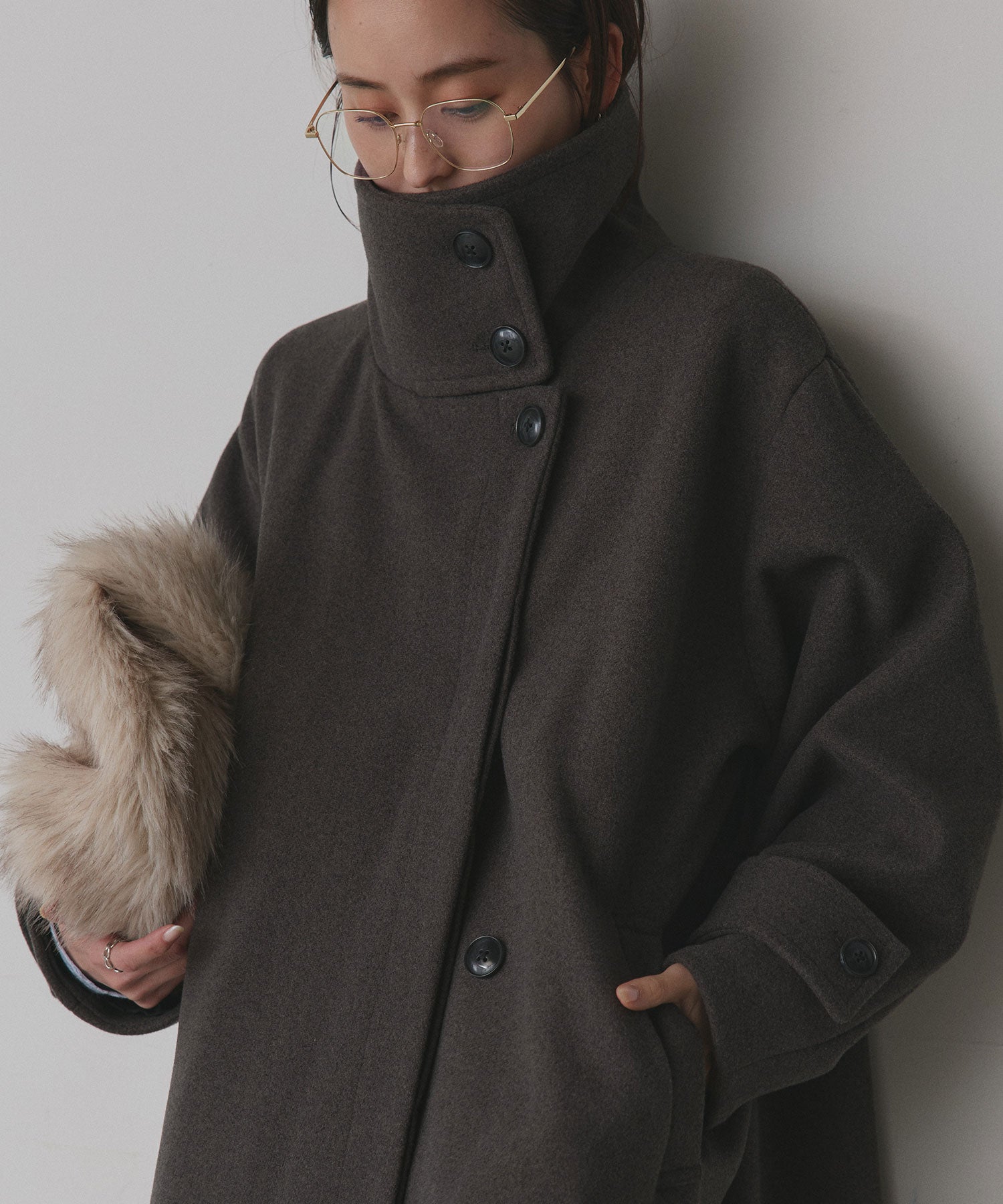 アドティエ ad thie 【2024AW新作】スタンドカラー 2WAYオーバーコート (チャコール) チャコール