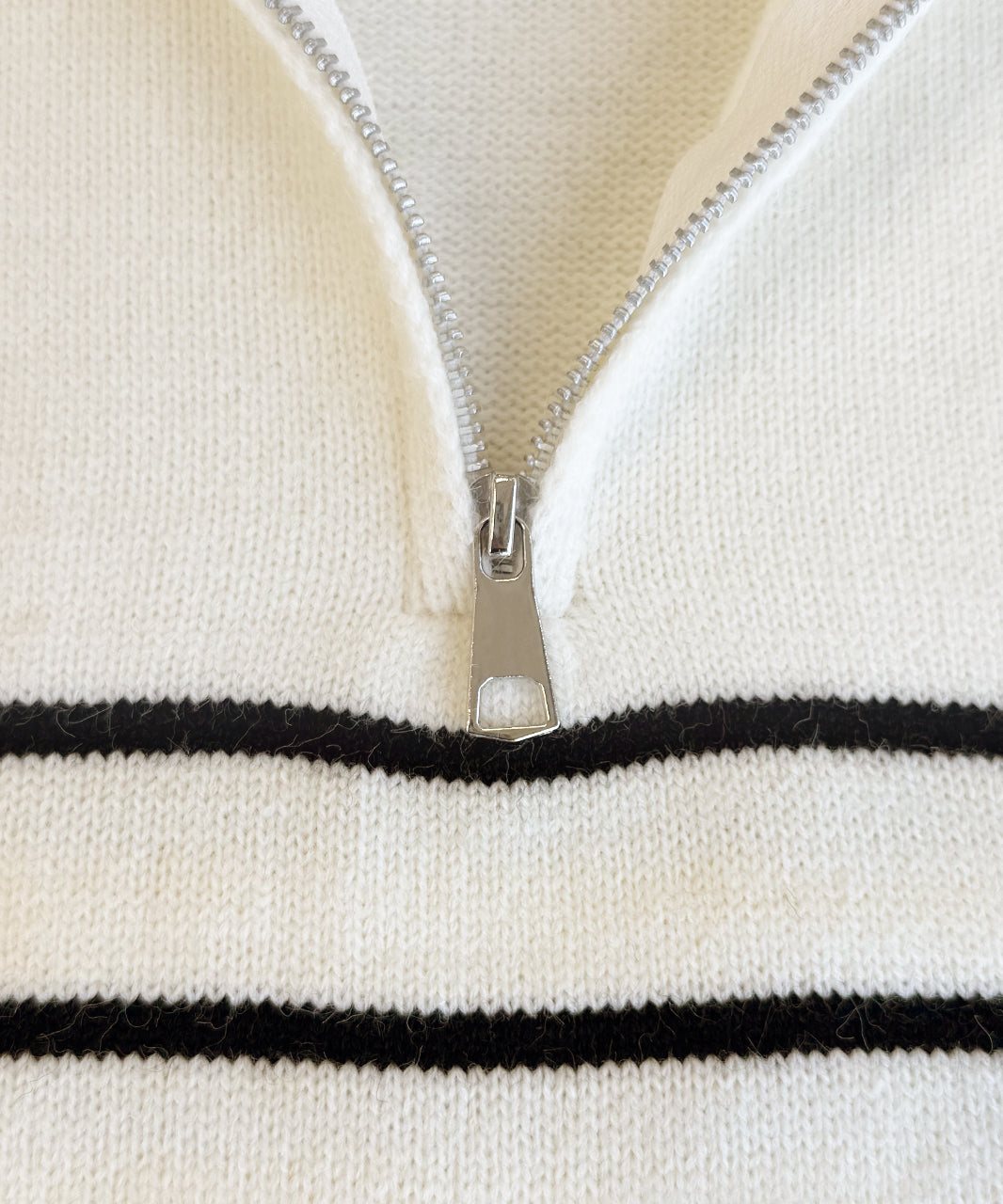 アドティエ ad thie 半拉链条纹针织衫