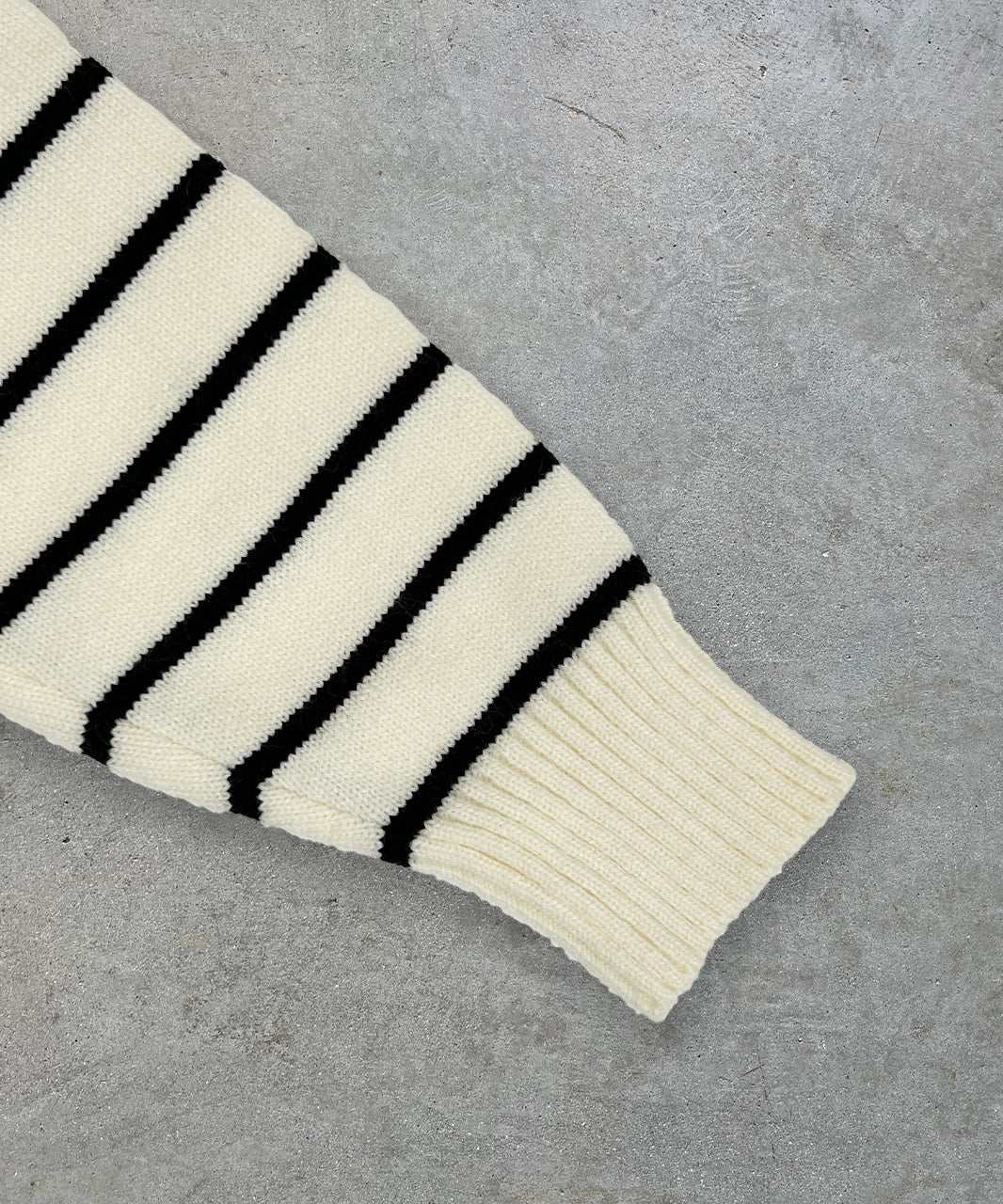 アドティエ ad thie 半拉链条纹针织衫