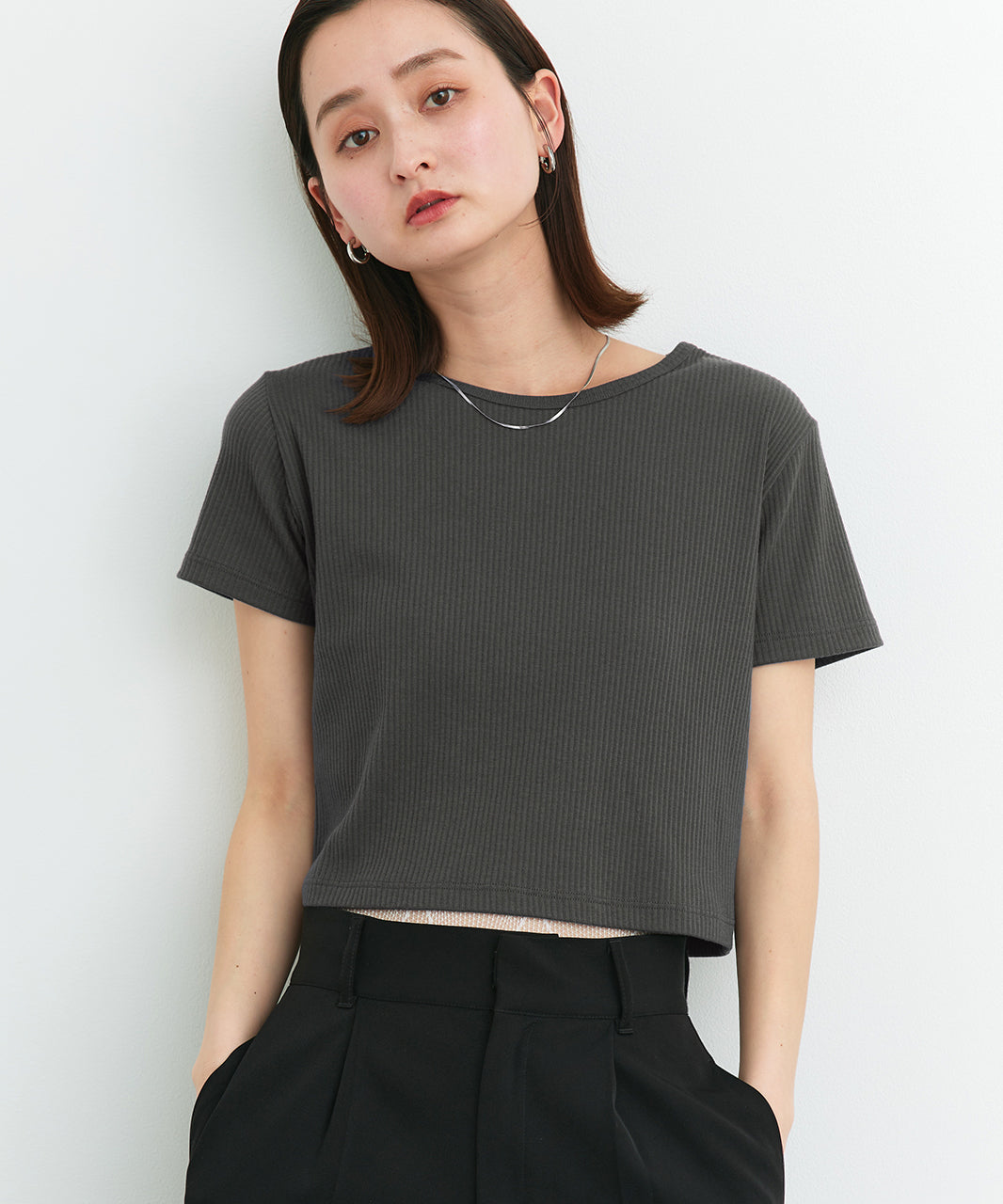 アドティエ ad thie 【2025SS新作】リブクルーネックコンパクトTシャツ (チャコール) チャコール