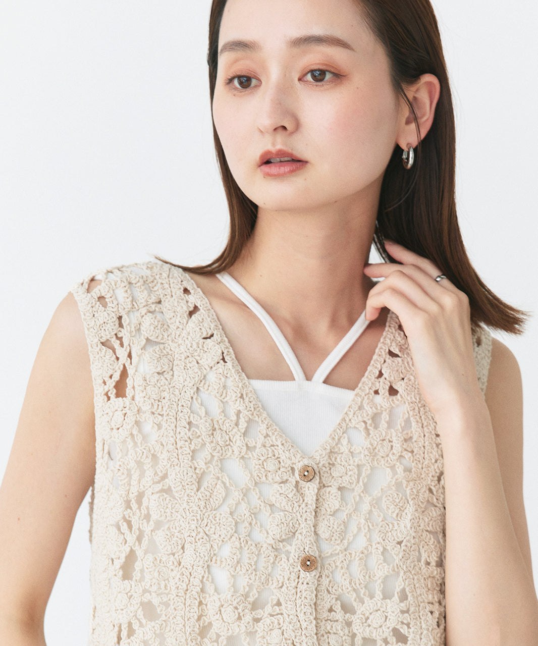 アドティエ ad thie クロシェ編み前釦ベスト (オフホワイト) オフホワイト