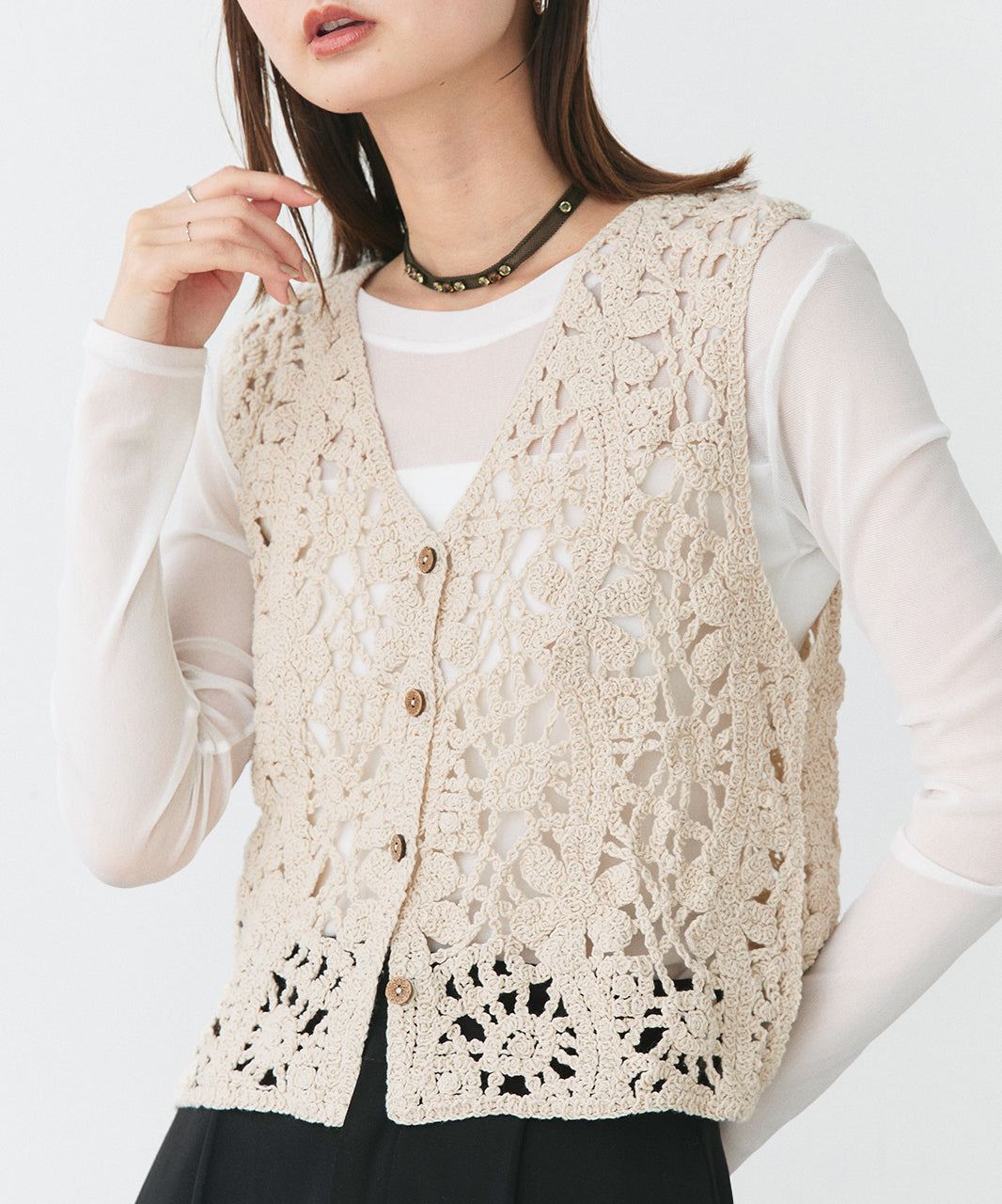 アドティエ ad thie クロシェ編み前釦ベスト (オフホワイト) オフホワイト