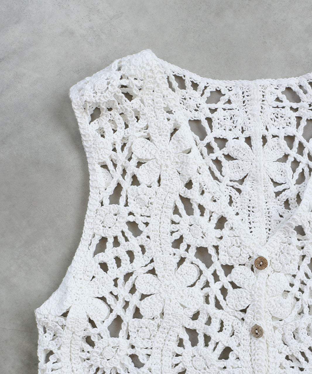 アドティエ ad thie クロシェ編み前釦ベスト (オフホワイト) オフホワイト