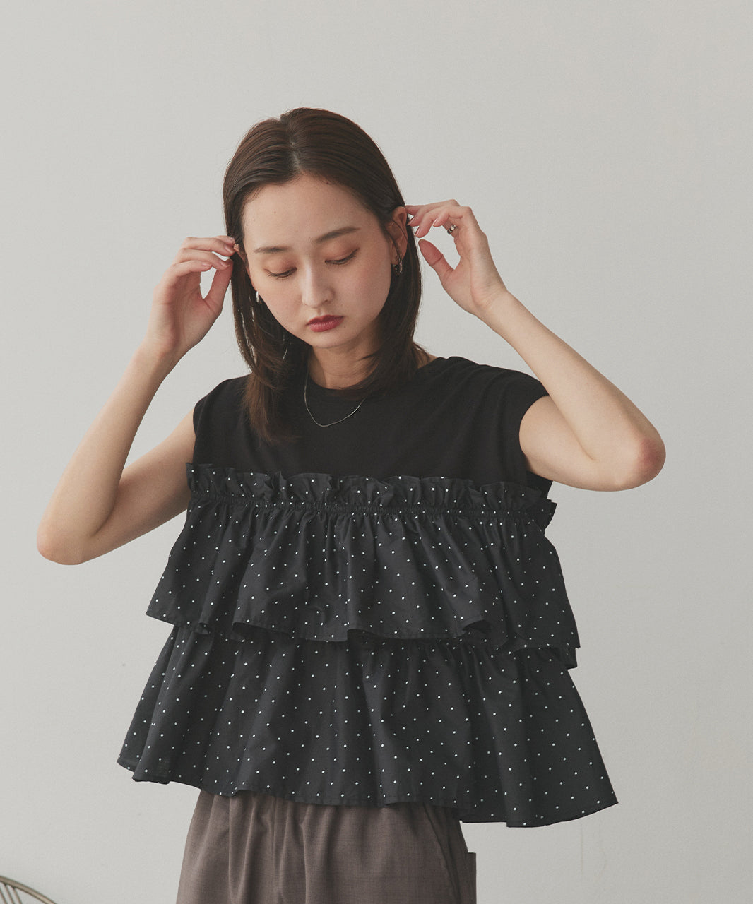アドティエ ad thie 【2025AW新作】ポルカドットティアードフリルトップス (ブラック) ブラック