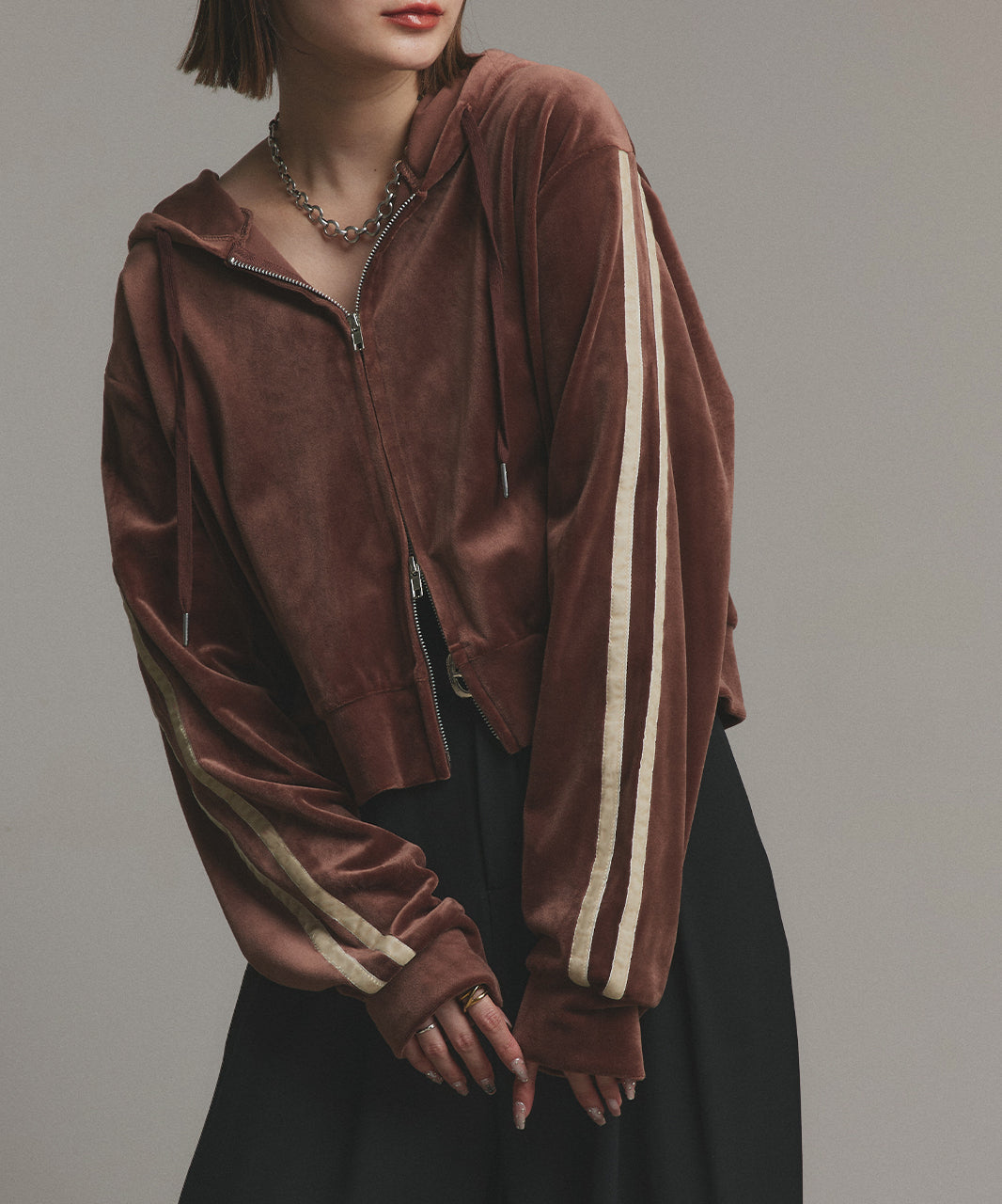 アドティエ ad thie 【2025AW新作】サイドラインジップベロアパーカー (ブラック) ブラック