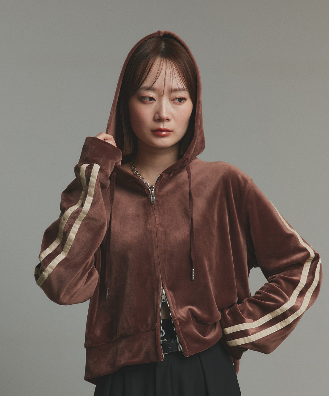 アドティエ ad thie 【2025AW新作】サイドラインジップベロアパーカー (ブラック) ブラック