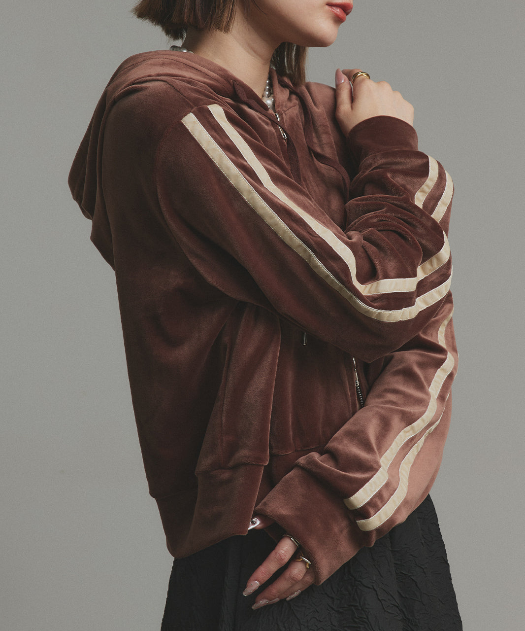 アドティエ ad thie 【2025AW新作】サイドラインジップベロアパーカー (ブラック) ブラック