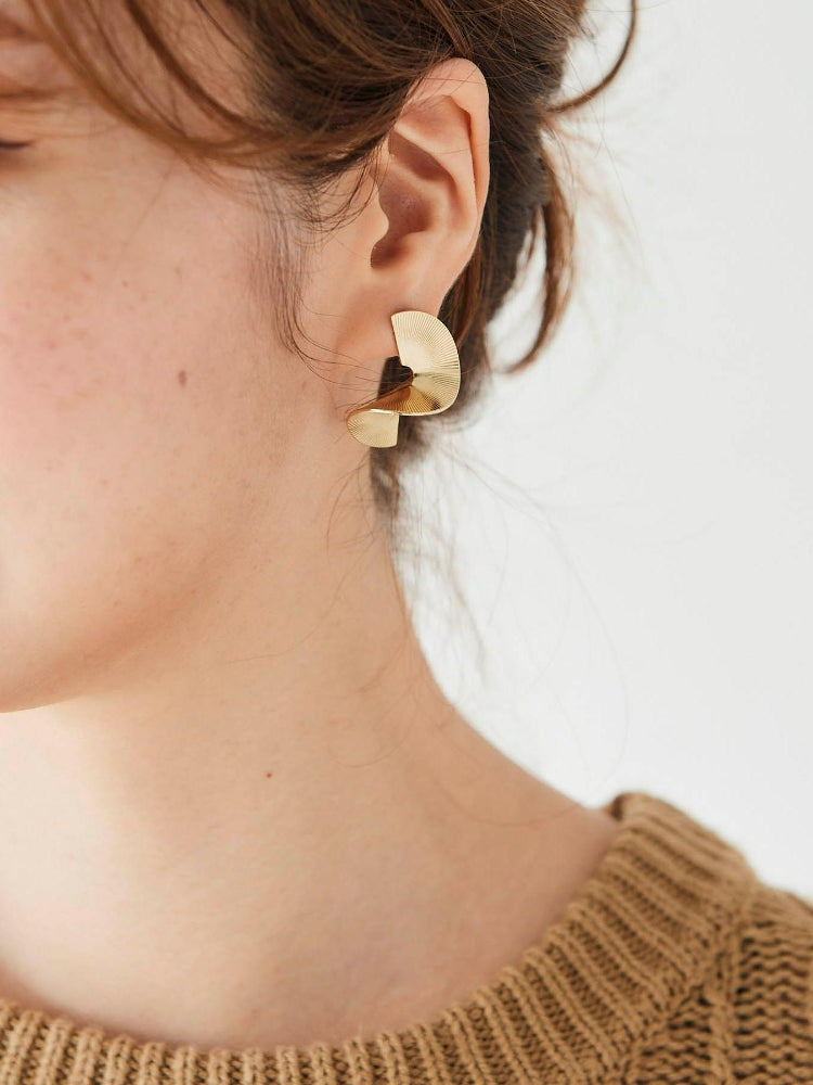 le.coeur blanc ニュアンスカーブモチーフピアス(ゴールド) ゴールド