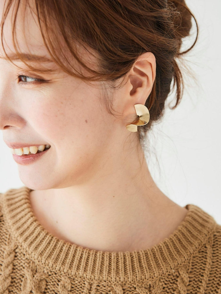 le.coeur blanc ニュアンスカーブモチーフピアス(ゴールド) ゴールド