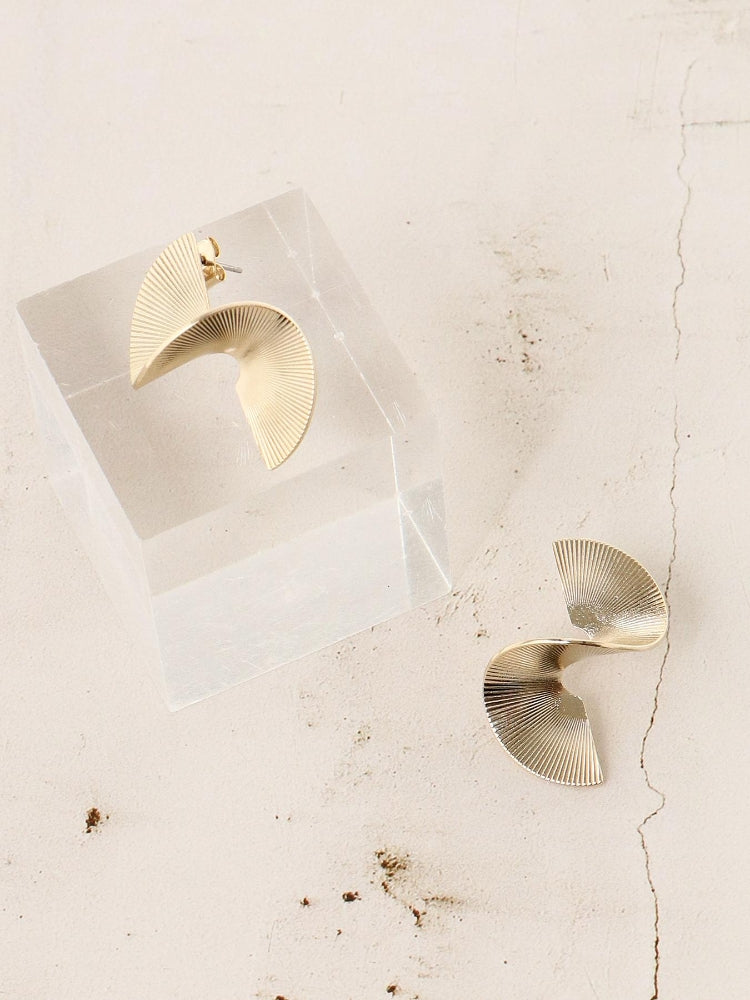 le.coeur blanc ニュアンスカーブモチーフピアス(ゴールド) ゴールド