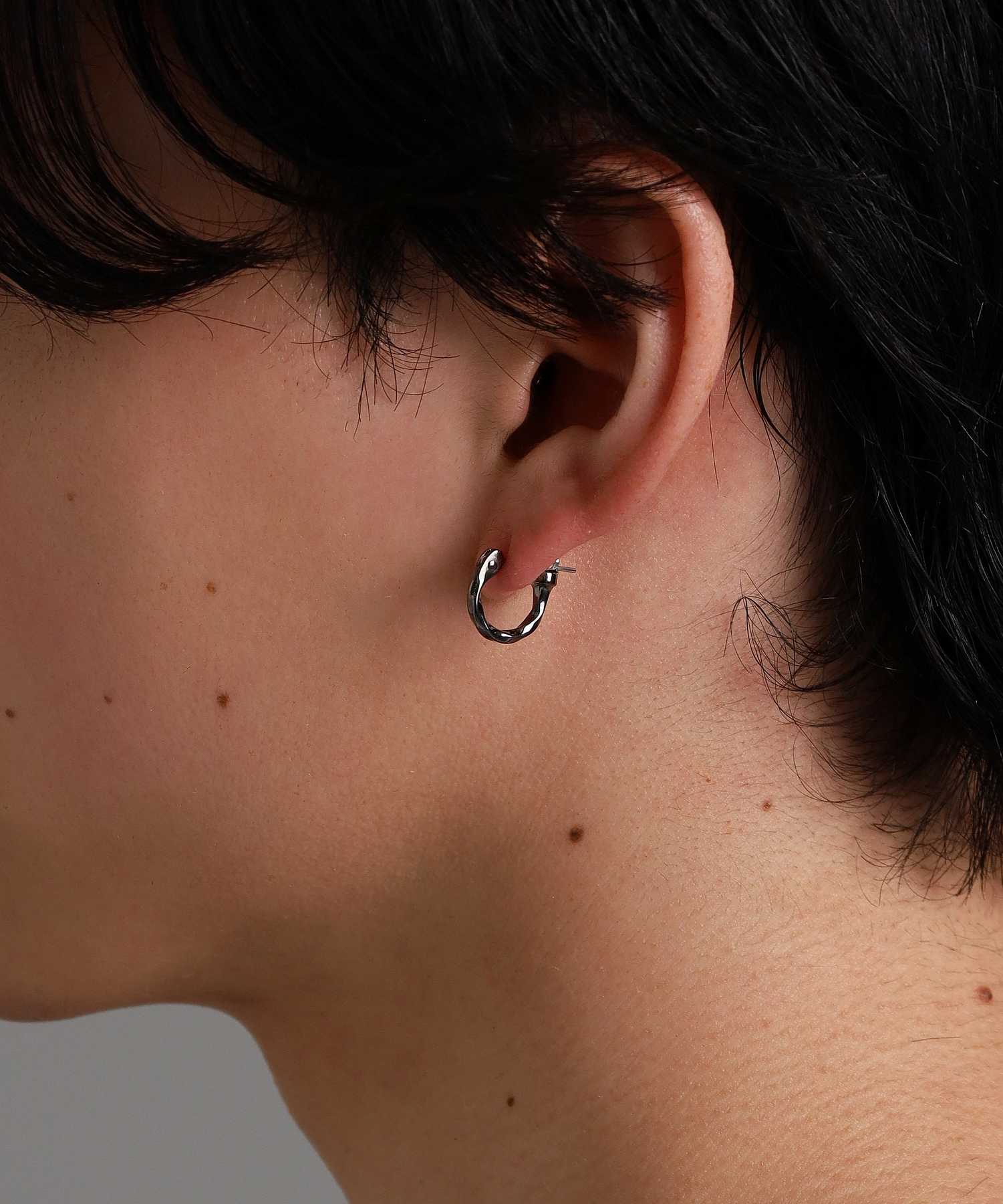 ライオンハート LION HEART クロッシングピアス(ツイスト)/シルバー925 (ブラック) ブラック