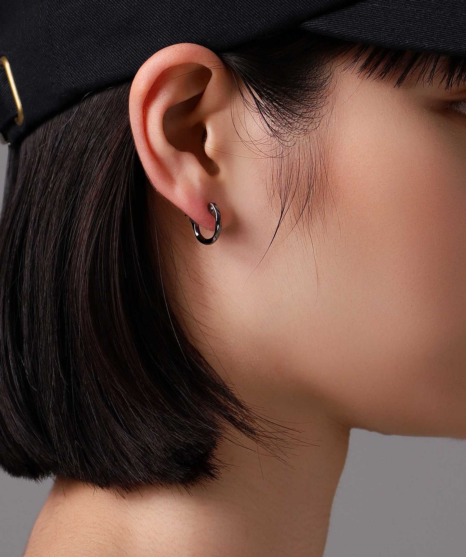 ライオンハート LION HEART クロッシングピアス(ツイスト)/シルバー925 (ブラック) ブラック