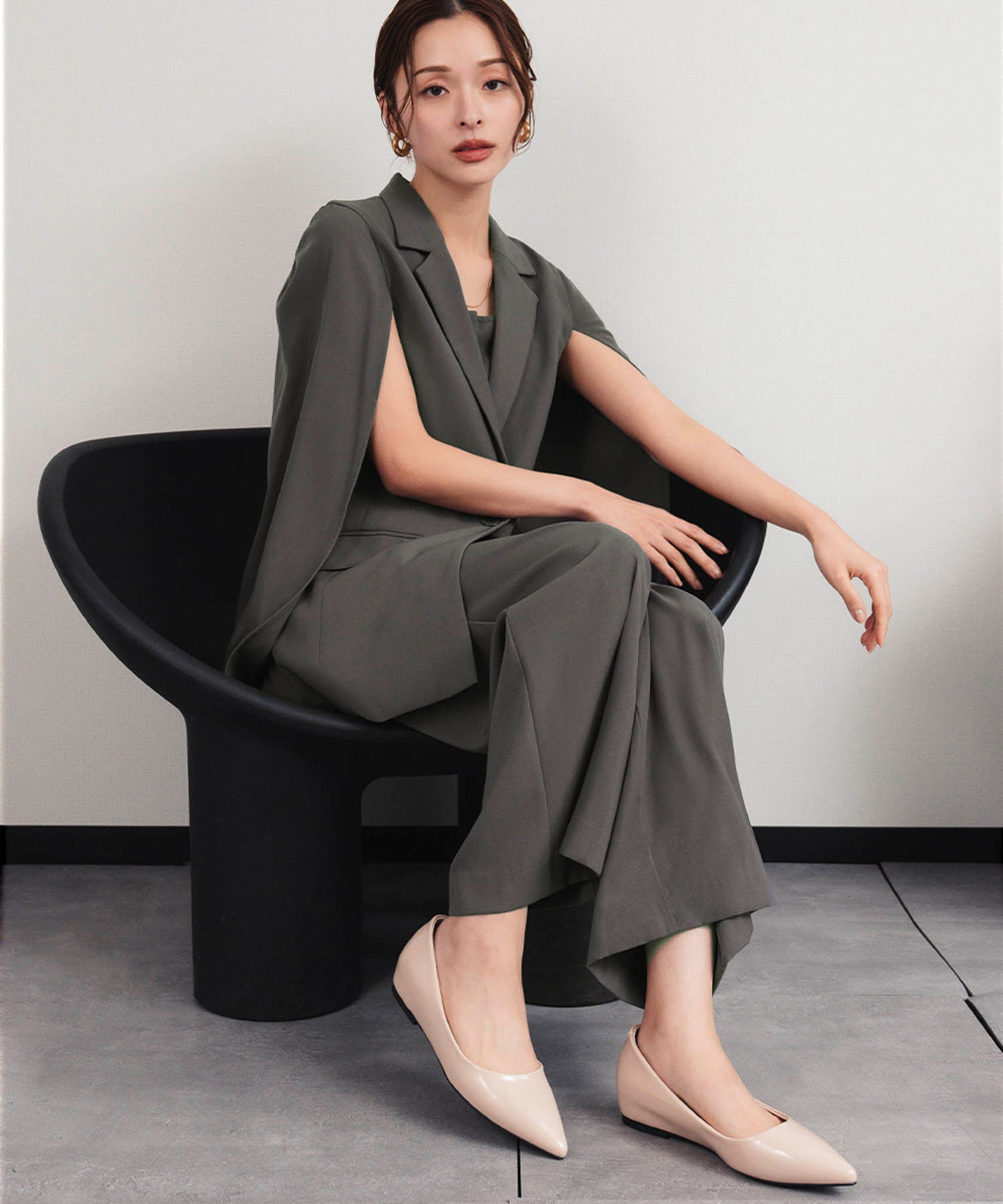 ロワ LOWO ドレスシーンから通勤・普段使いまで|上品にみせる万能エナメルシューズ パンプス 結婚式 フラット 歩きやすい オフィス(ベージュ) アイボリー