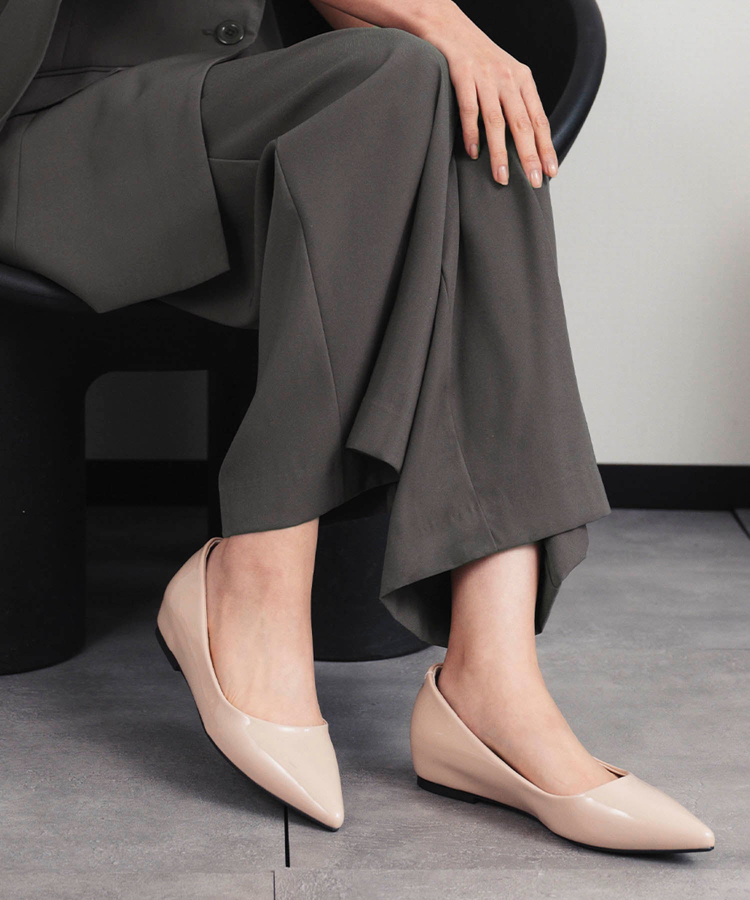 ロワ LOWO ドレスシーンから通勤・普段使いまで|上品にみせる万能エナメルシューズ パンプス 結婚式 フラット 歩きやすい オフィス(ベージュ) アイボリー