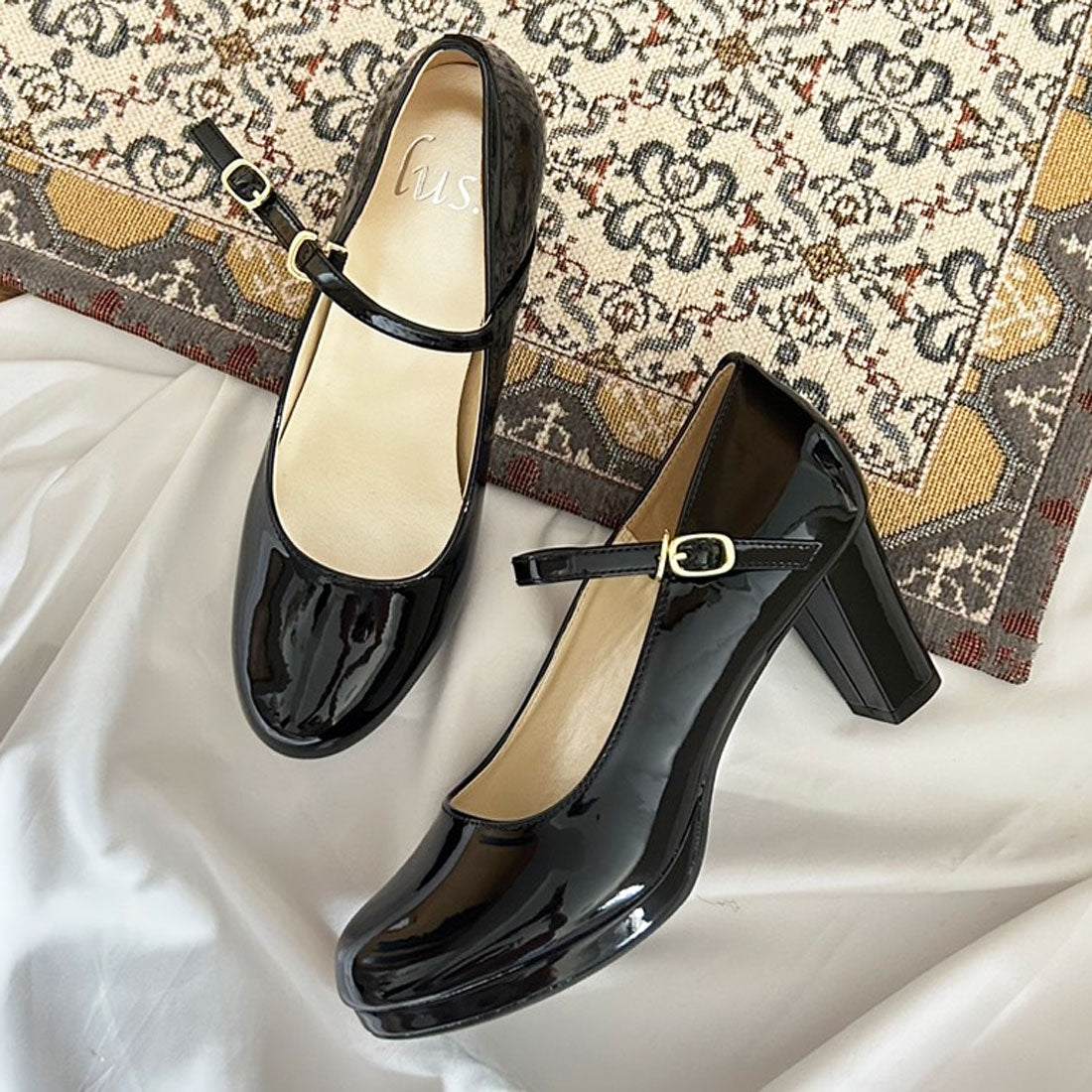 フロントストラップヒールパンプス (ブラックエナメル(BLKE)) ブラックエナメル(BLKE)