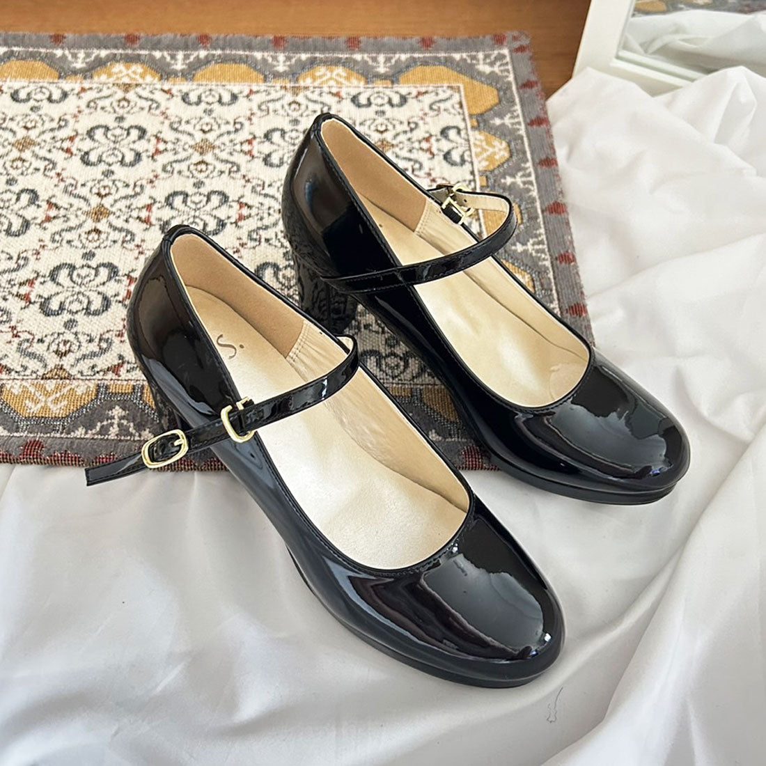 フロントストラップヒールパンプス (ブラックエナメル(BLKE)) ブラックエナメル(BLKE)