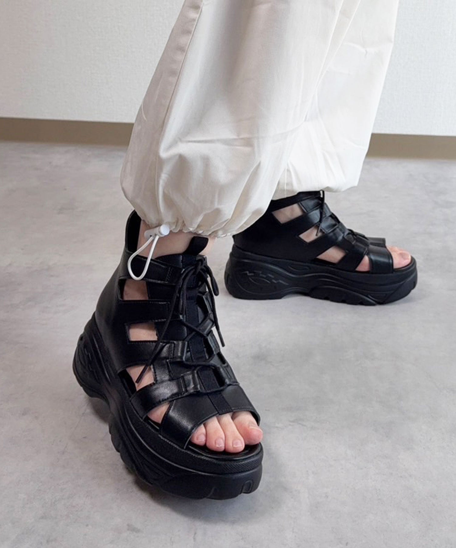 ラスドット lus. 厚底レースアップブーツサンダル (ブラック) ブラック