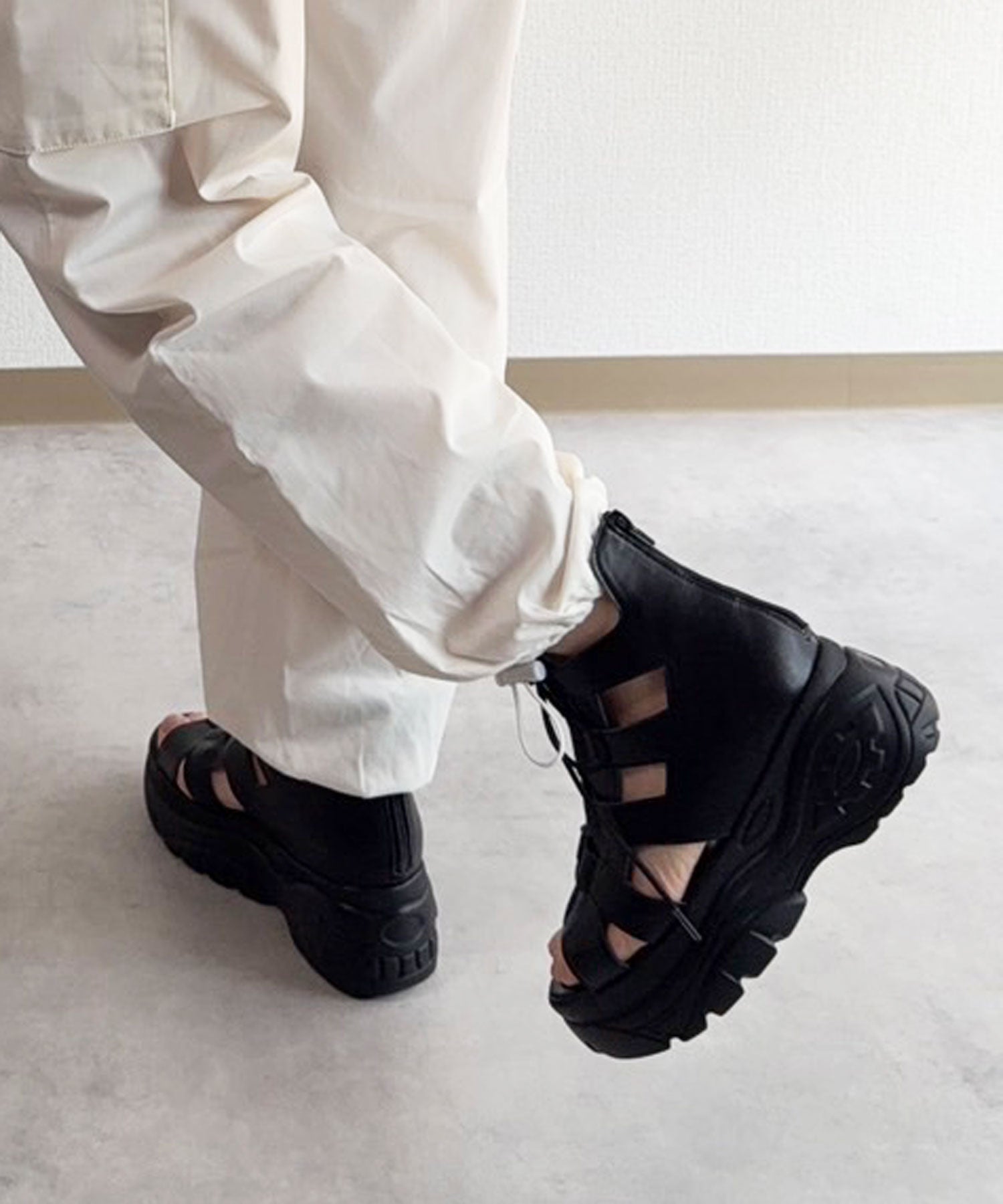 ラスドット lus. 厚底レースアップブーツサンダル (ブラック) ブラック