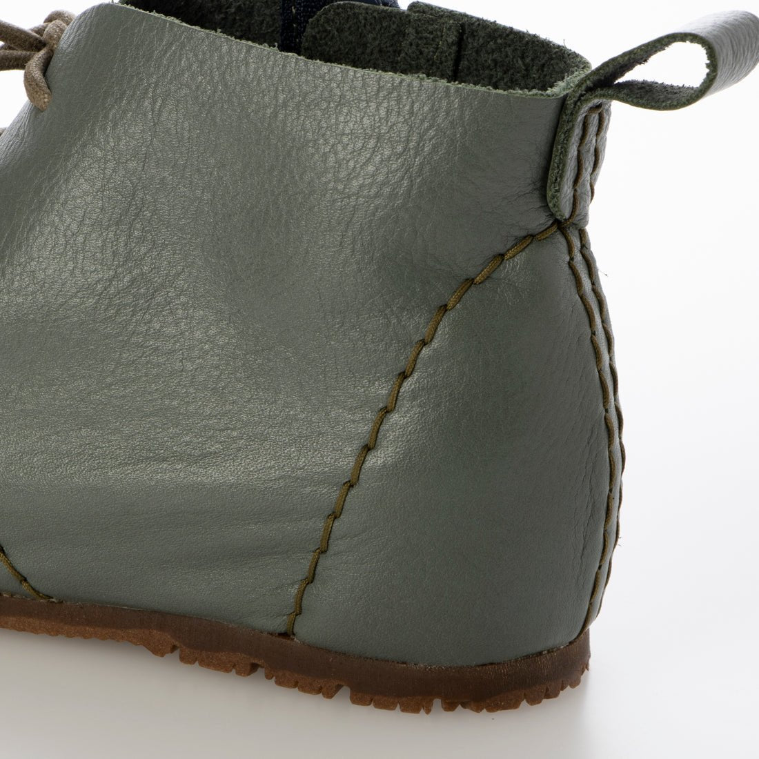 Milla sports: Clean and comfortable 4E casual wedge shoes