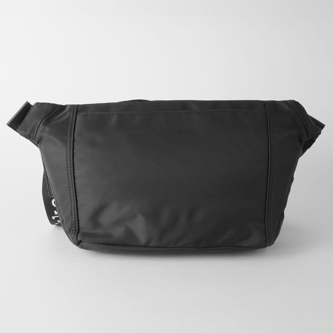 マリメッコ marimekko ショルダーバッグ ソリッド SLING BAG M 094618 009 (ブラック) ブラック