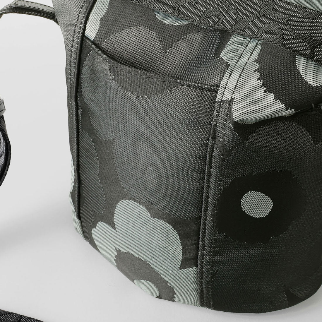 マリメッコ marimekko ショルダーバッグ ウニッコ CARRY ALL 094634 990 (グレー/ダークグレー/ブラック) グレー/ダークグレー/ブラック