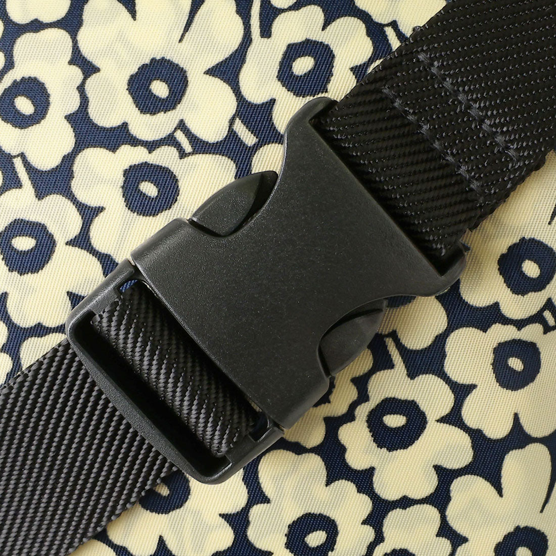 マリメッコ marimekko トートバッグ ウニッコ NEAT CROSSBODY M 094575 858 (ダークネイビー/オフホワイト) ダークネイビー/オフホワイト