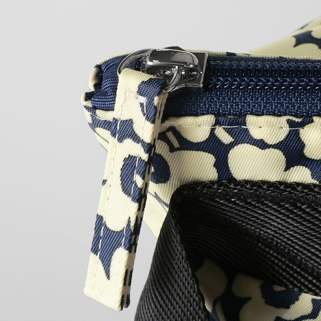 マリメッコ marimekko トートバッグ ウニッコ NEAT CROSSBODY L 094577 858 (ダークネイビー/オフホワイト) ダークネイビー/オフホワイト