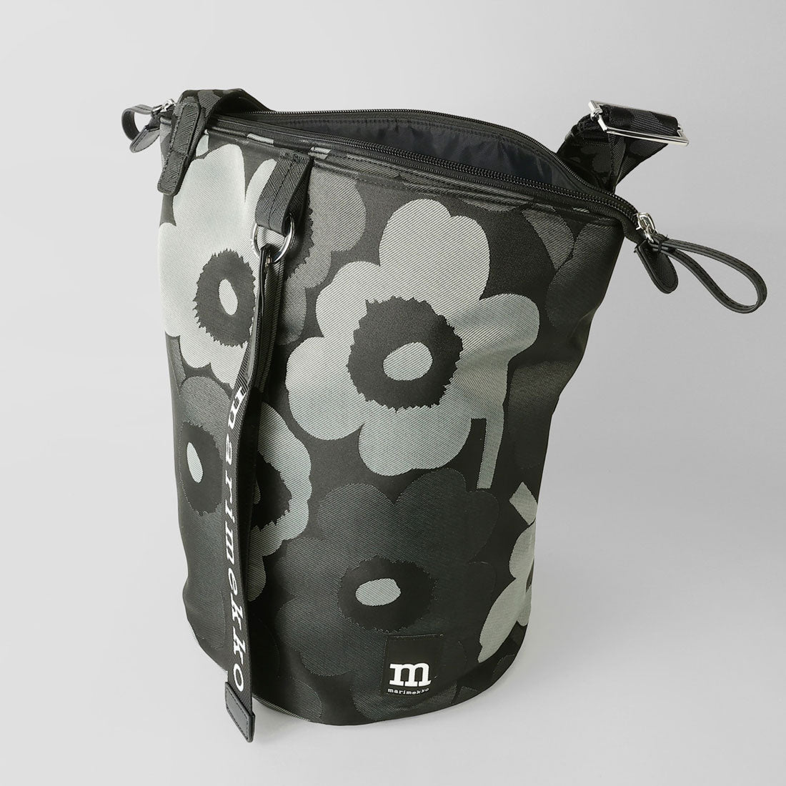マリメッコ marimekko ショルダーバッグ ウニッコ ALL DAY BUCKET 094636 990 (グレー/ダークグレー/ブラック) グレー/ダークグレー/ブラック
