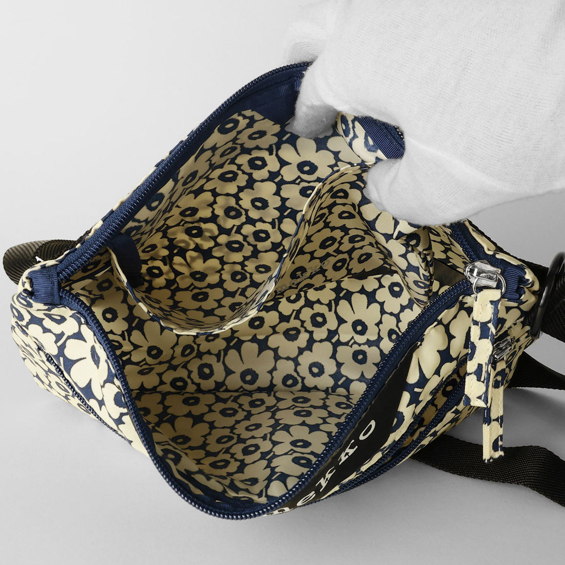 マリメッコ marimekko ショルダーバッグ ウニッコ NEAT CROSSBODY S 094573 858 (ダークネイビー/オフホワイト) ダークネイビー/オフホワイト