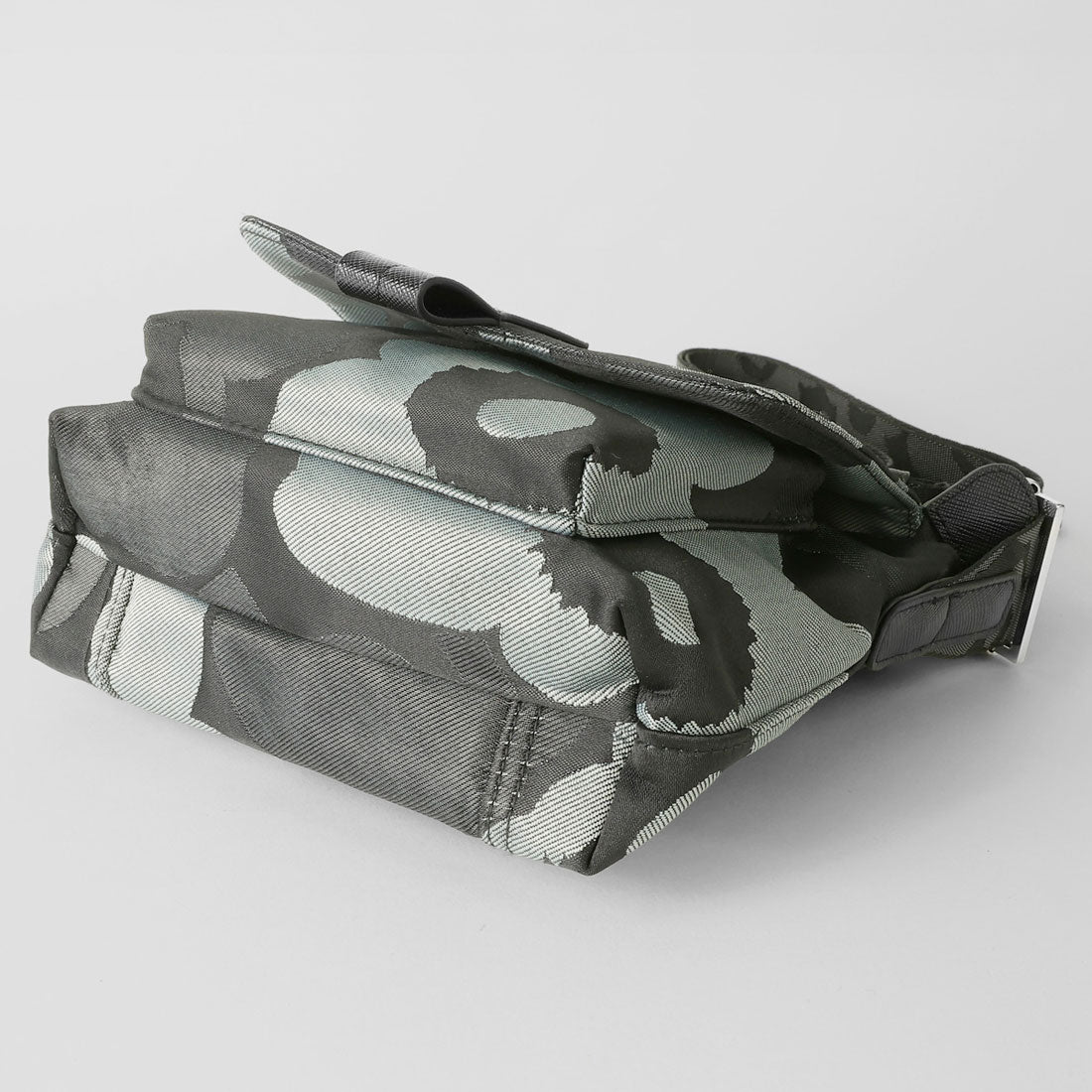 マリメッコ marimekko ショルダーバッグ ウニッコ MINI MESSENGER 094808 990 (グレー/ダークグレー/ブラック) グレー/ダークグレー/ブラック