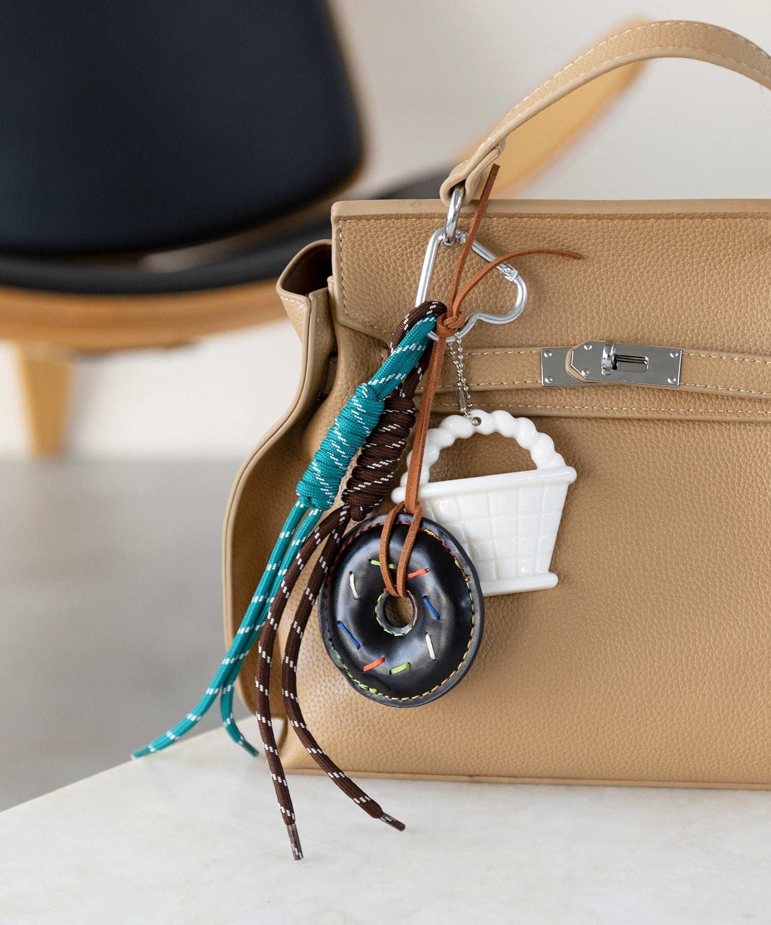 メリージェム Merry Gem ドーナツモチーフチャーム ストラップ キーホルダー KNF127 (ブラック) ブラック