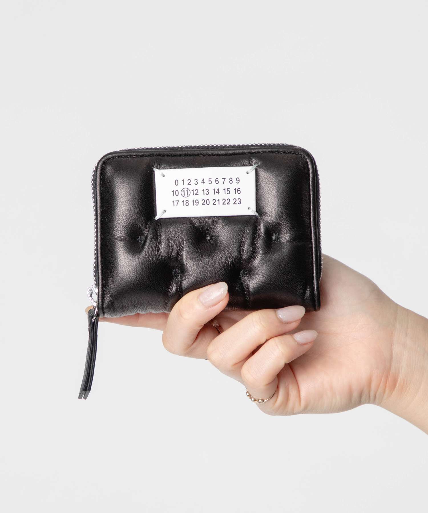 メゾン マルジェラ MAISON MARGIELA メゾン マルジェラ MAISON MARGIELA SA1VX0018 P6434 小銭入れ メンズ レディース 財布 グラムスラム エンブロイダリーコインホルダー ナンバリング (ブラック) ブラック