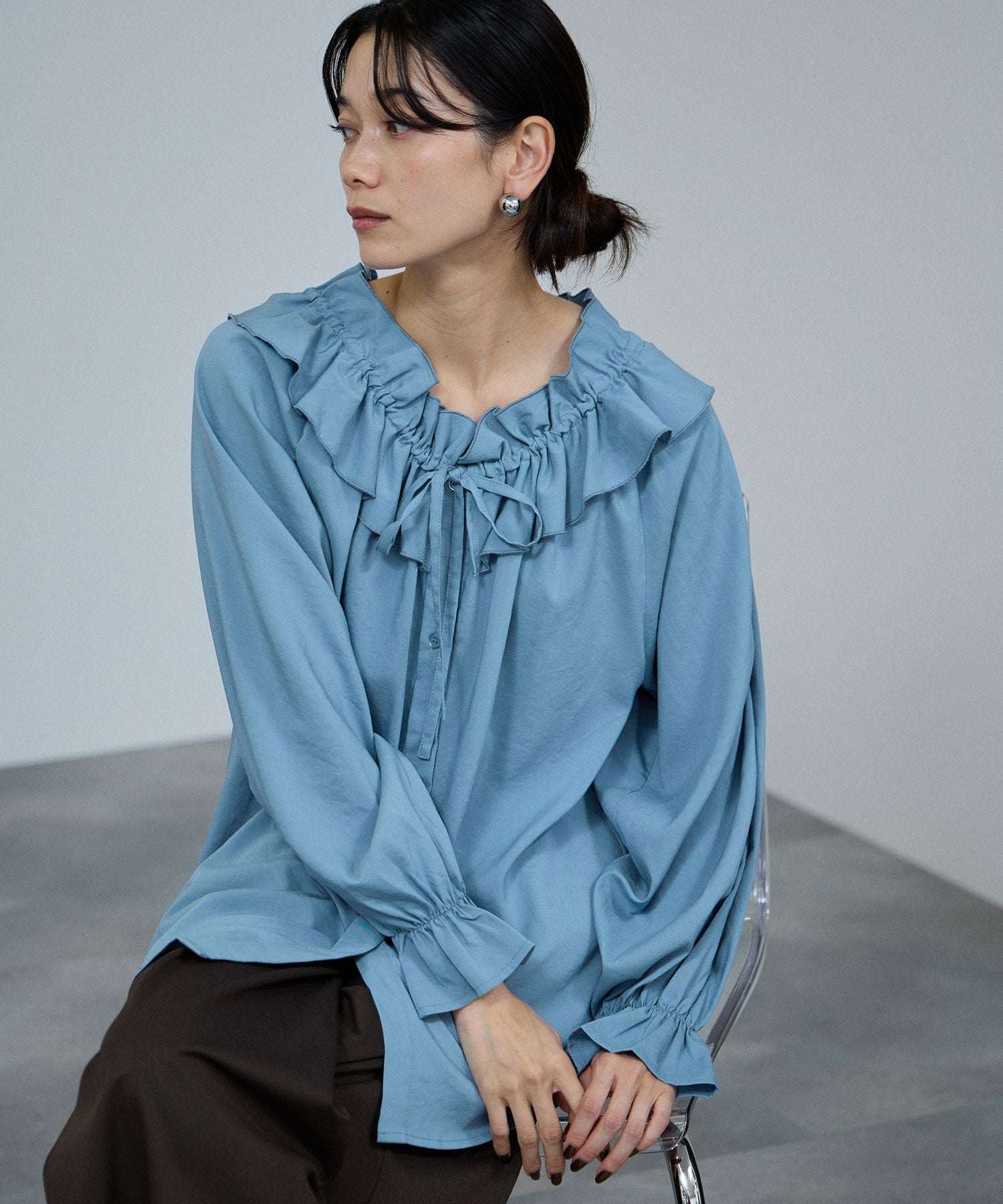 マックハウス Mac-House フリルネックボウタイブラウス (ブルー) ブルー