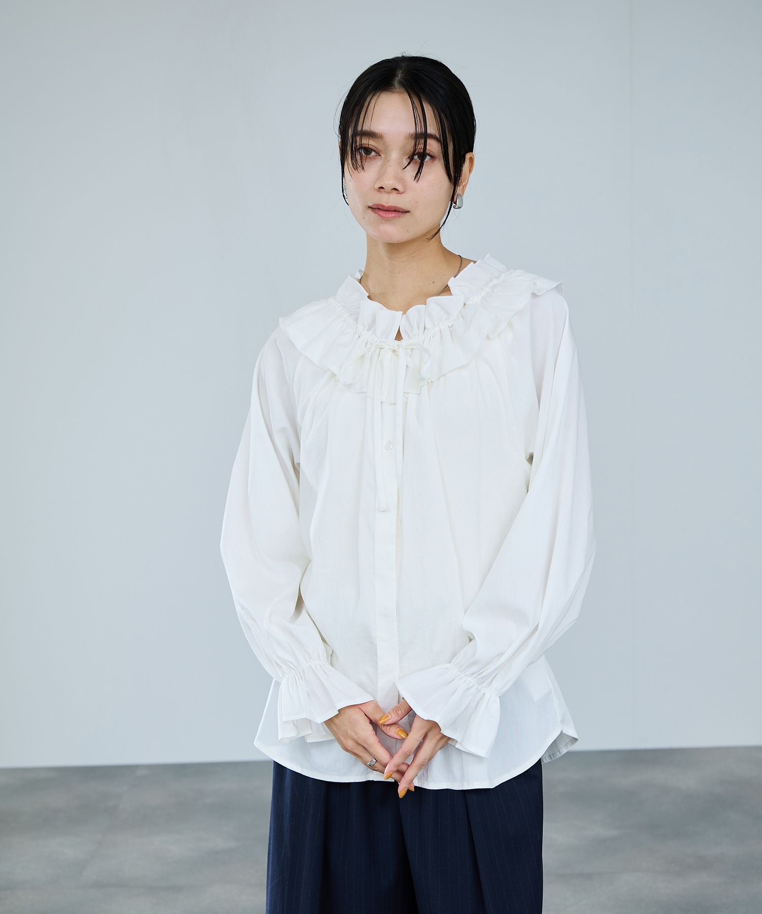 マックハウス Mac-House フリルネックボウタイブラウス (ブルー) ブルー