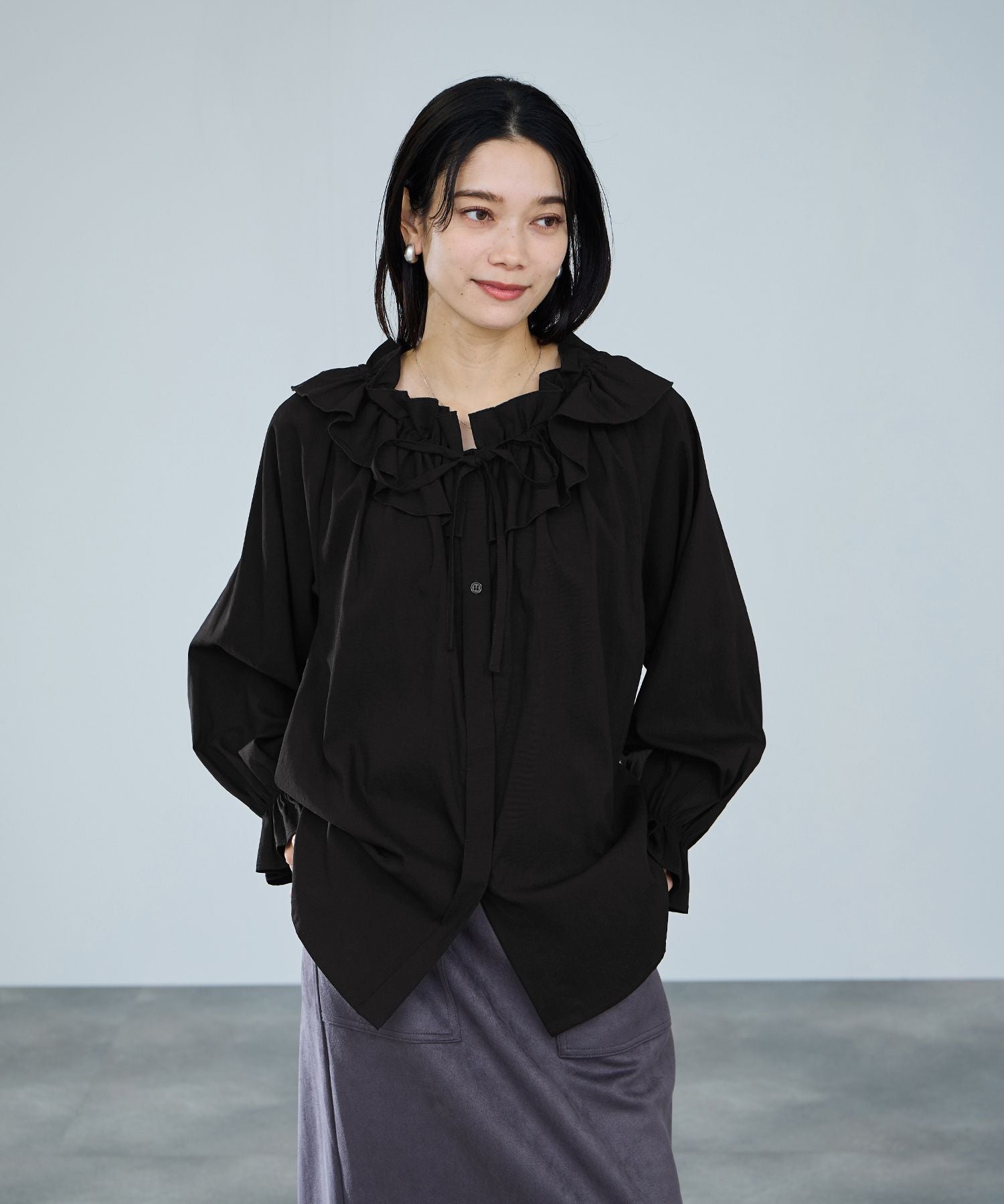 マックハウス Mac-House フリルネックボウタイブラウス (ブルー) ブルー