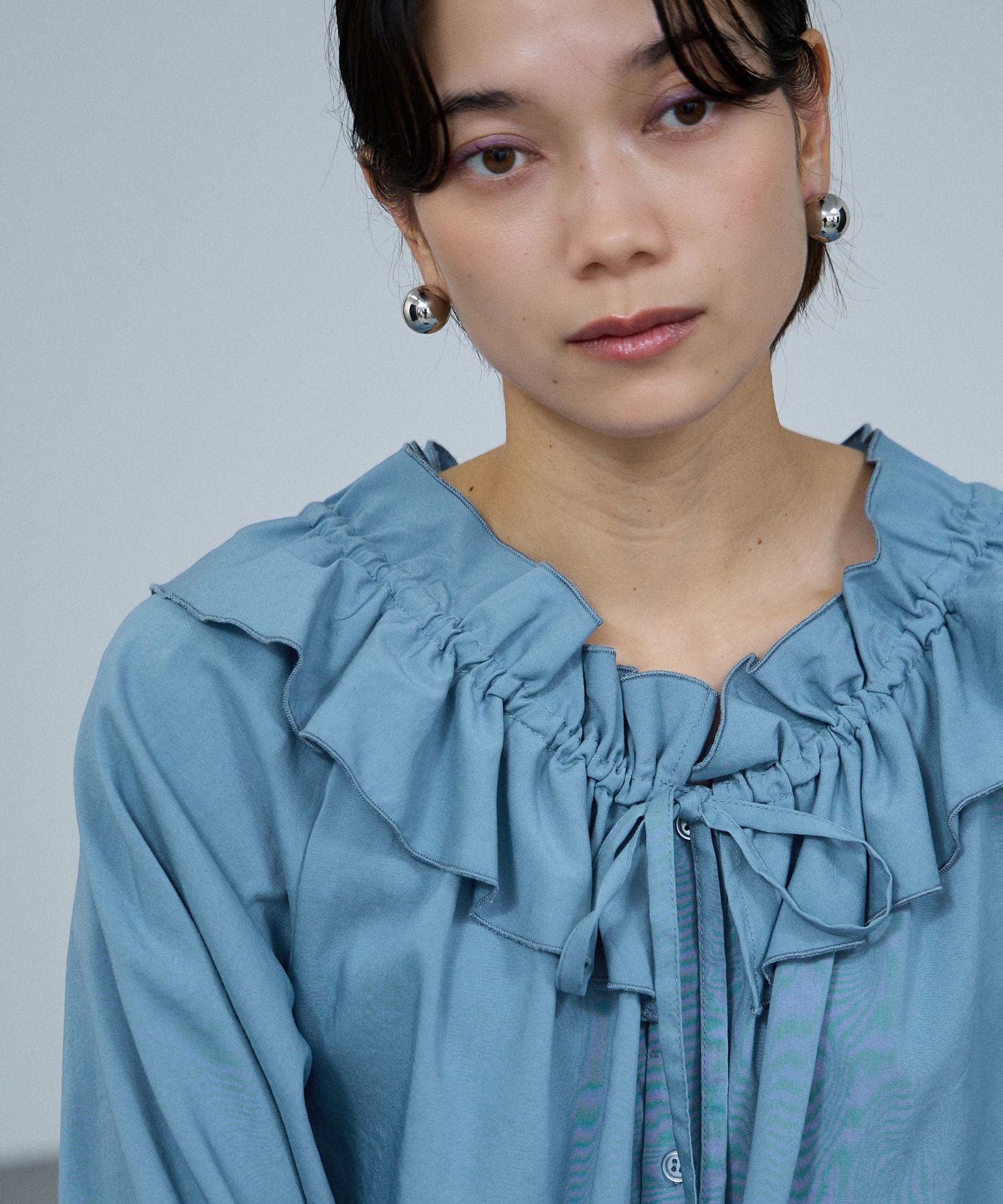 マックハウス Mac-House フリルネックボウタイブラウス (ブルー) ブルー