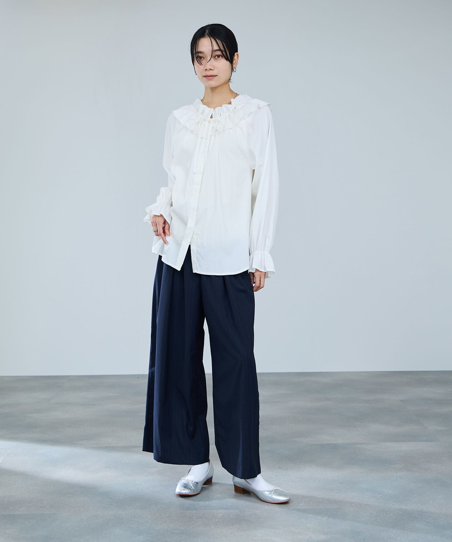 マックハウス Mac-House フリルネックボウタイブラウス (ブルー) ブルー