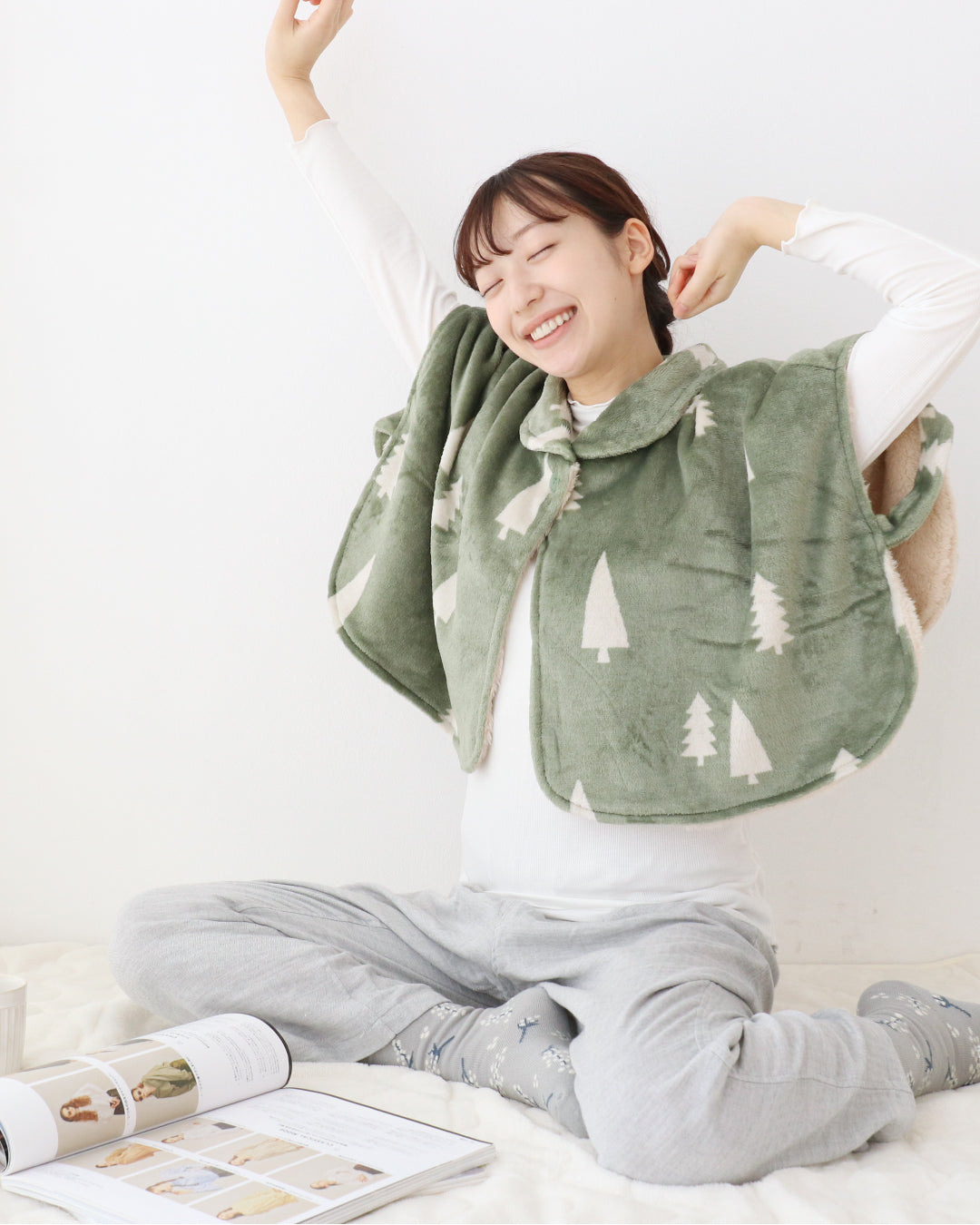 サンポクシェル sanpo kuschel エコ/節約/+4℃ 体の温度で発熱&保温する おやすみポンチョ (カーキ) カーキ