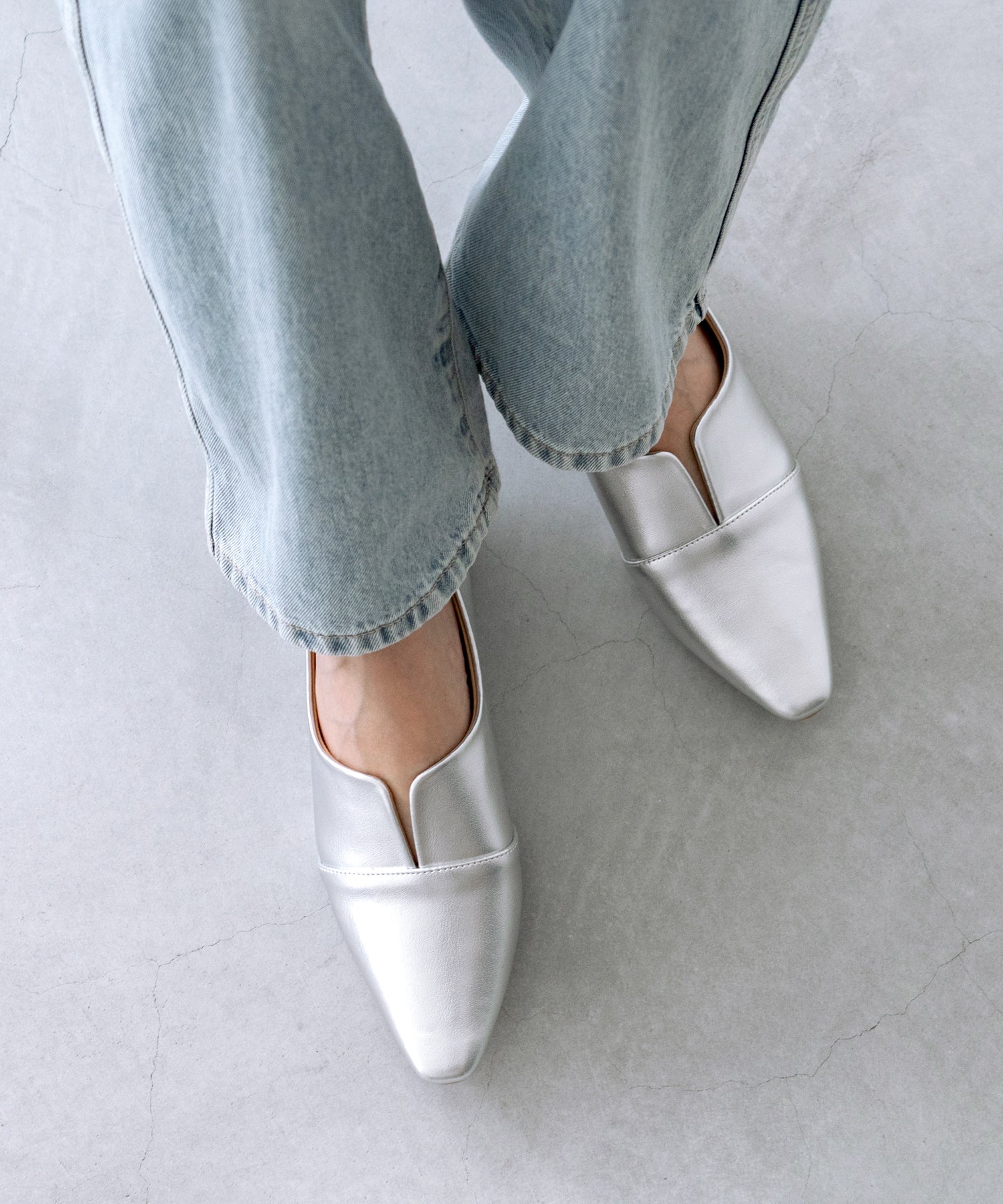 メヌエ Menue スクエアトゥ スリットカッティング フラットシューズ (1140シルバーPU) 1140シルバーPU