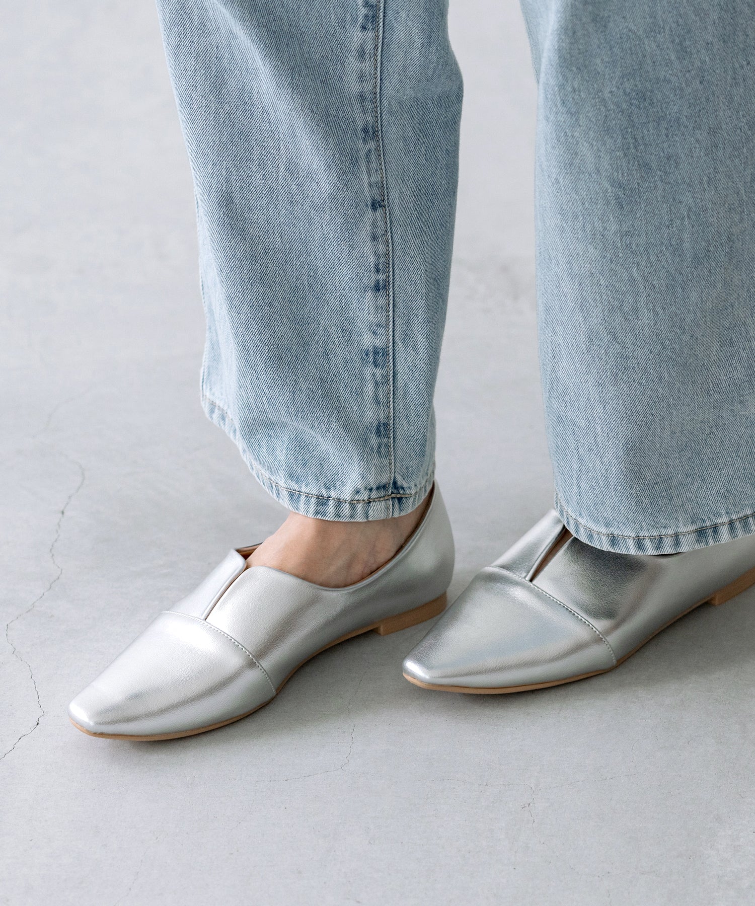 メヌエ Menue スクエアトゥ スリットカッティング フラットシューズ (1140シルバーPU) 1140シルバーPU