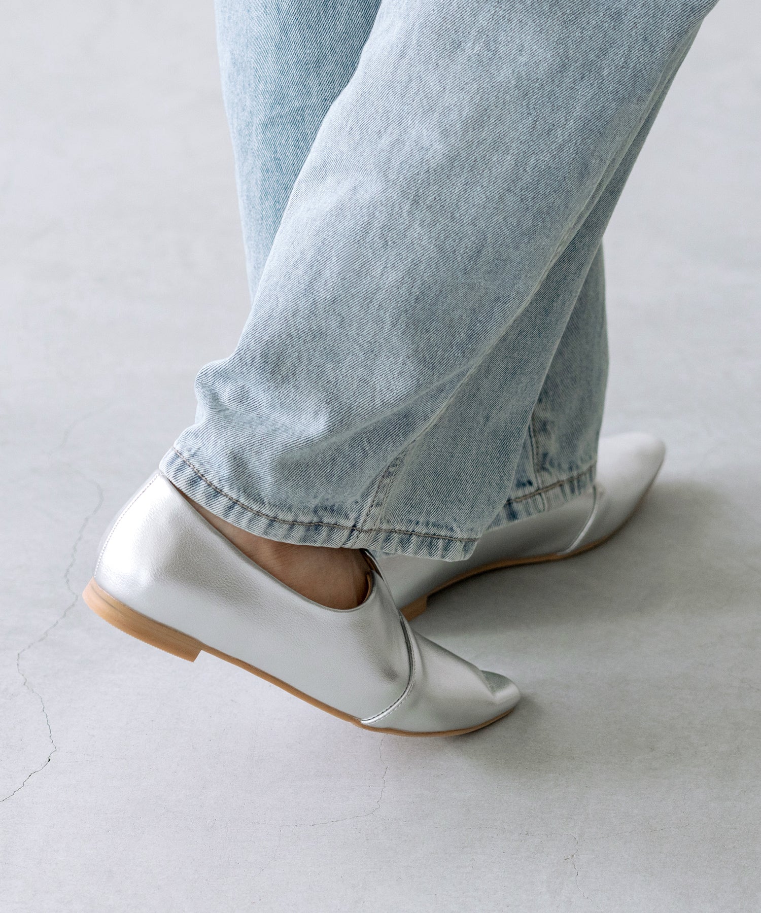 メヌエ Menue スクエアトゥ スリットカッティング フラットシューズ (1140シルバーPU) 1140シルバーPU