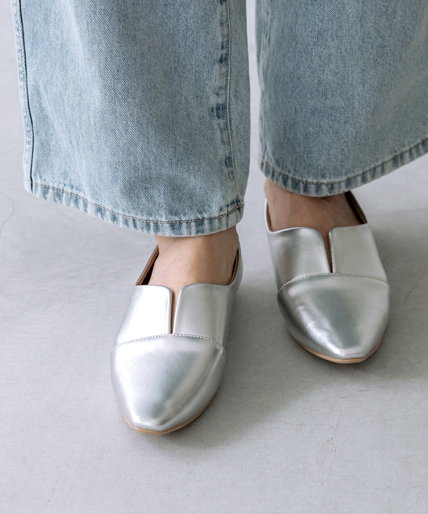 メヌエ Menue スクエアトゥ スリットカッティング フラットシューズ (1140シルバーPU) 1140シルバーPU